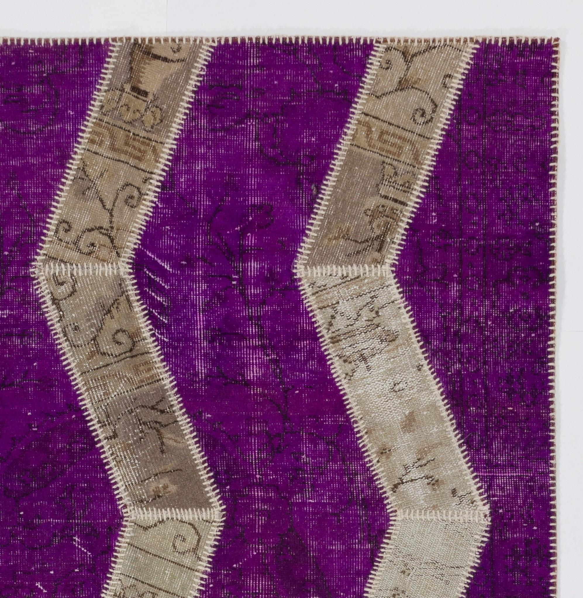 Moderno Tappeto patchwork con design Zig Zag, colori viola, beige e sabbia. Tappeto moderno personalizzato in vendita