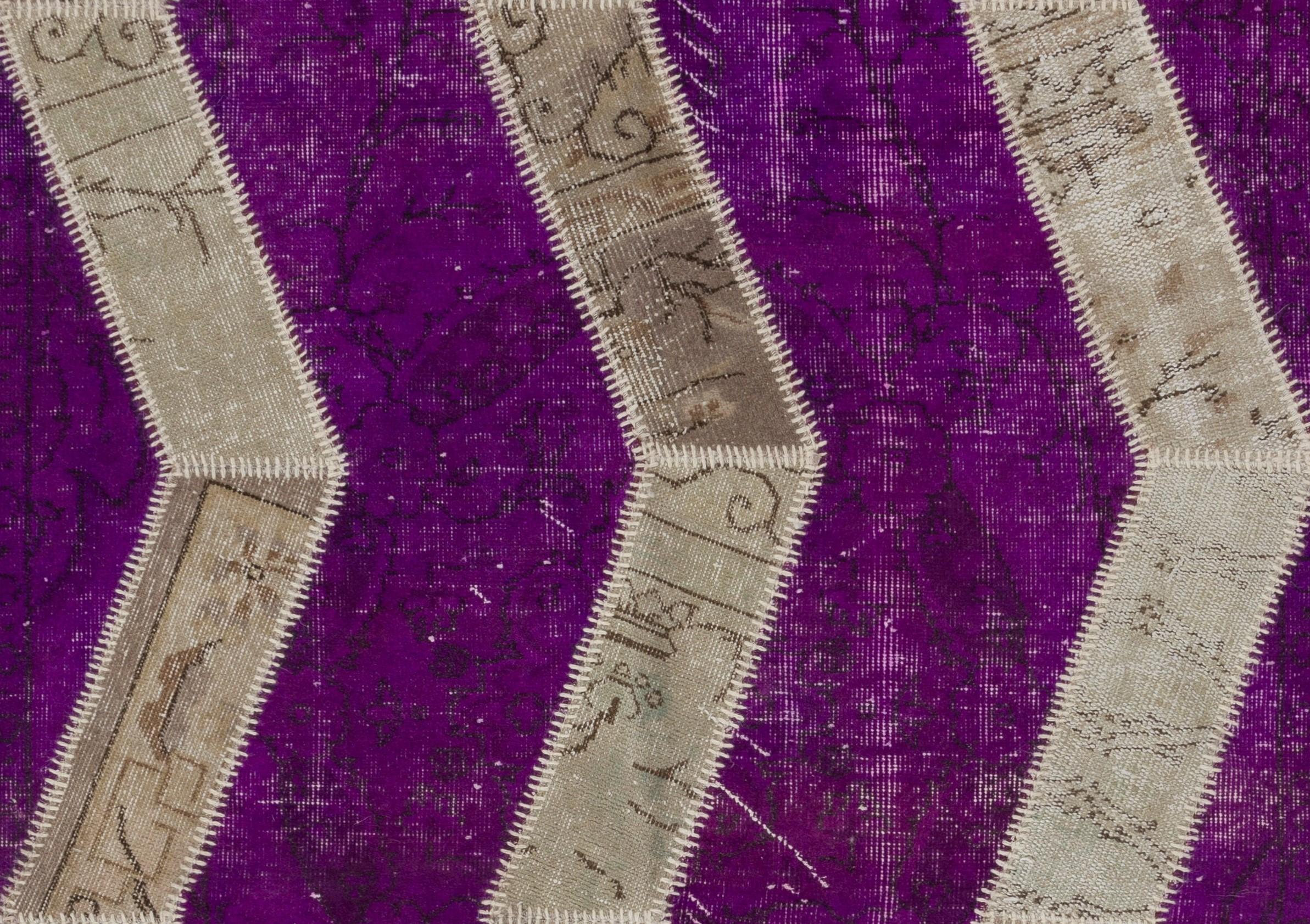 Tessuto Tappeto patchwork con design Zig Zag, colori viola, beige e sabbia. Tappeto moderno personalizzato in vendita