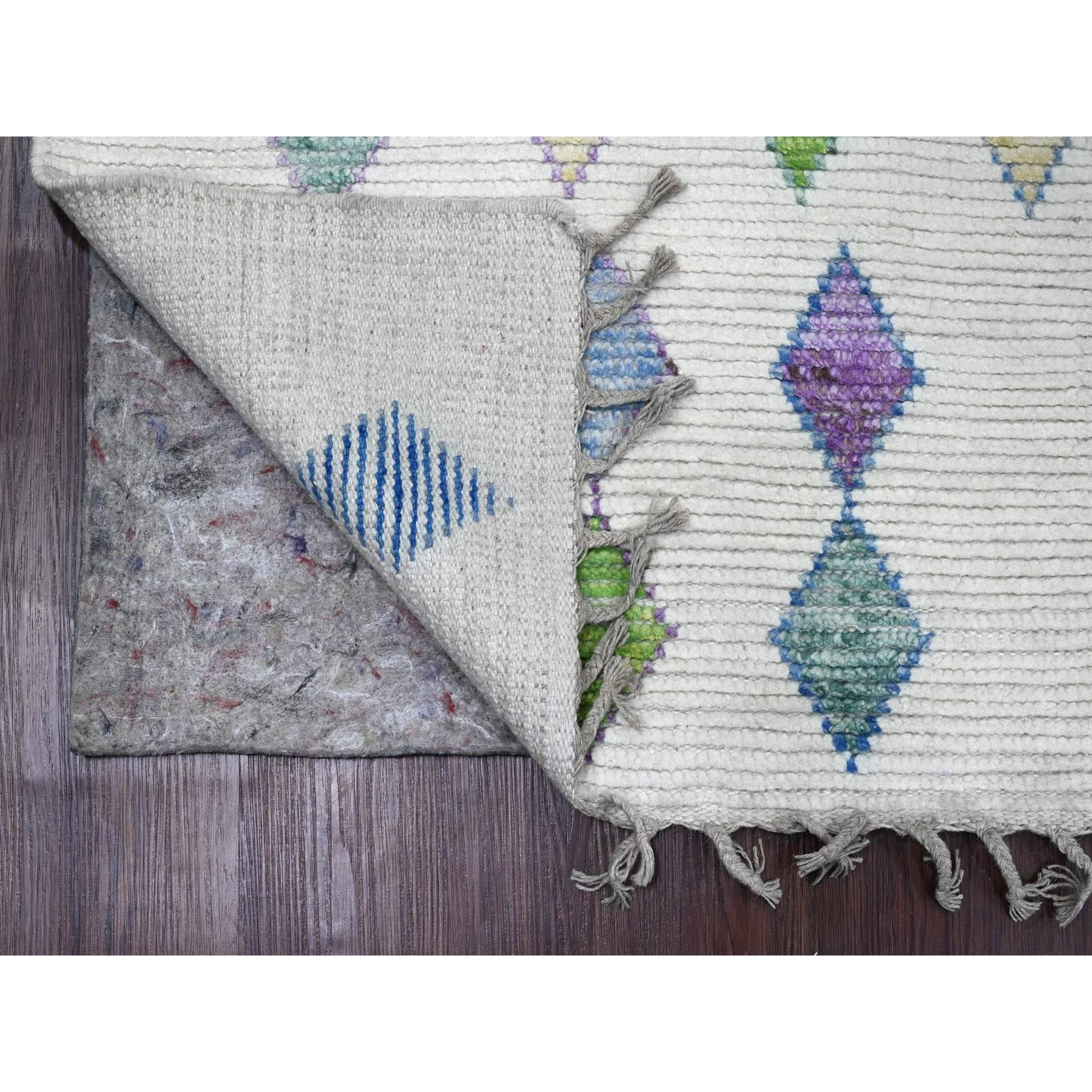 Perlweiß, Handgeknüpft, Marokkanische Webart mit geometrischem Muster, Weiche Wolle, Ton in Ton, Strukturierter Flor, Orientteppich
Primäre MATERIALIEN: Wolle
Latex: Kein Flor 
Höhe: 0,25 Zoll
Stil: Traditionell
Grundfarbe: Elfenbein
Sekundäre