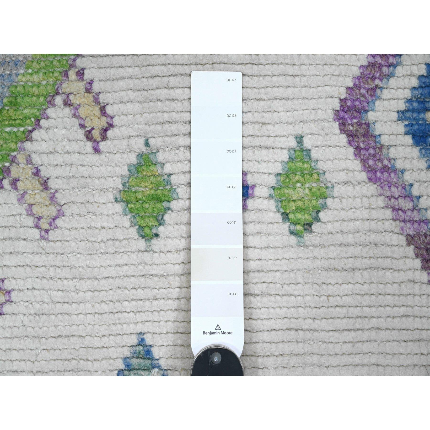 5'x8' Perlweißer handgeknüpfter marokkanischer Webteppich mit geometrischem Muster aus reiner Wolle (Stammeskunst) im Angebot