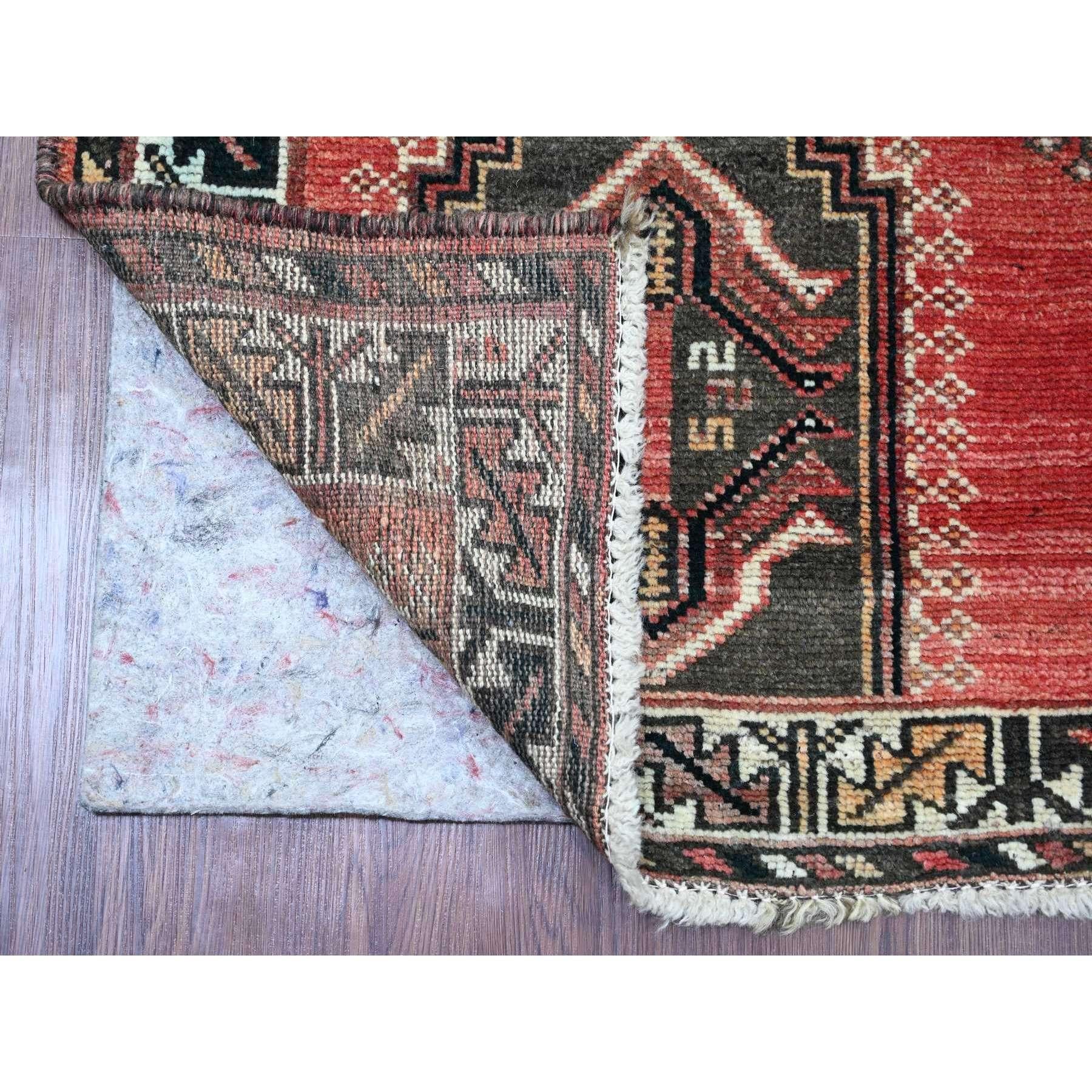 Karminrot, Vintage Persisch Shiraz mit geometrischem Design, Guter Zustand, Sauber, Gleichmäßig abgenutzt, Reine Wolle, Handgeknüpft, Orientteppich
Primäre MATERIALIEN: Wolle
Latex: Kein Flor 
Höhe: 0,25 Zoll
Stil: Traditionell
Grundfarbe: