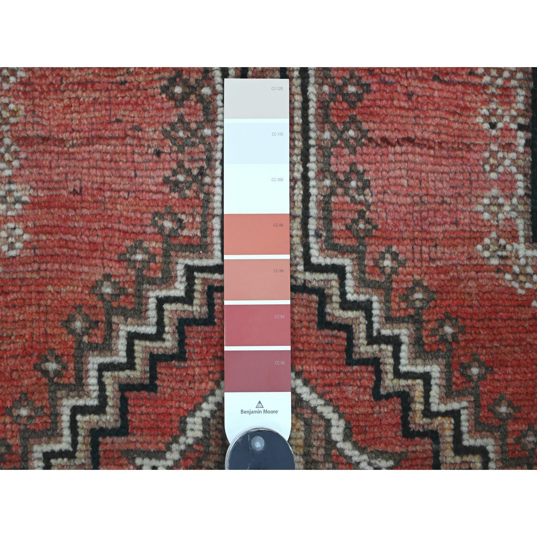 5'x8' Roter persischer Vintage Persischer Shiraz mit geometrischem Design, handgeknüpfter Wollteppich (Mittelalterlich) im Angebot
