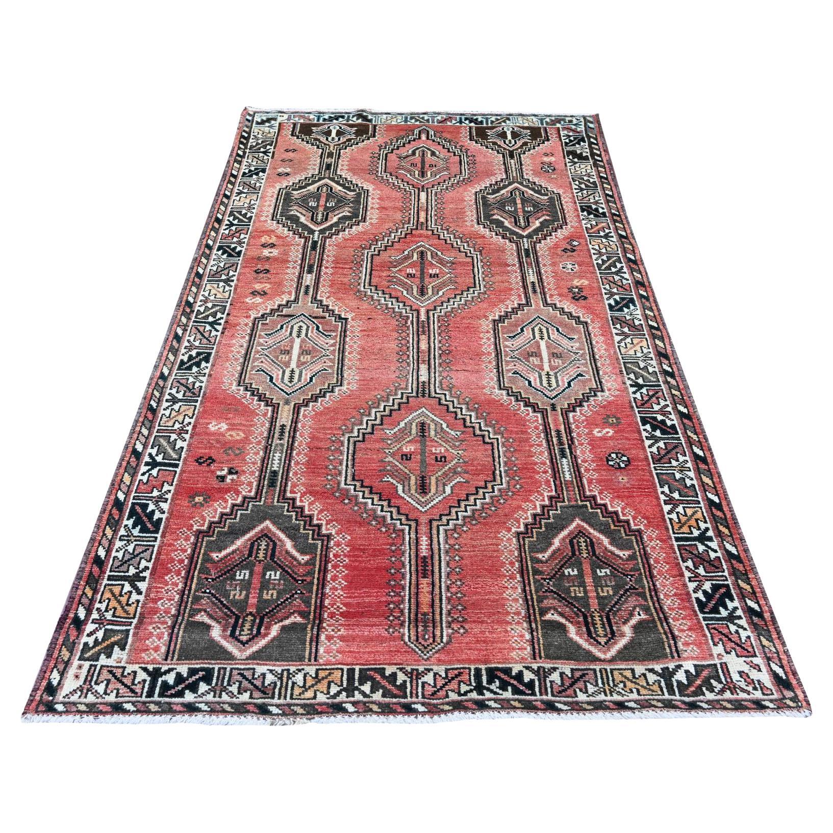 5'x8' Tapis en laine rouge vintage persan Shiraz avec design géométrique, noué à la main