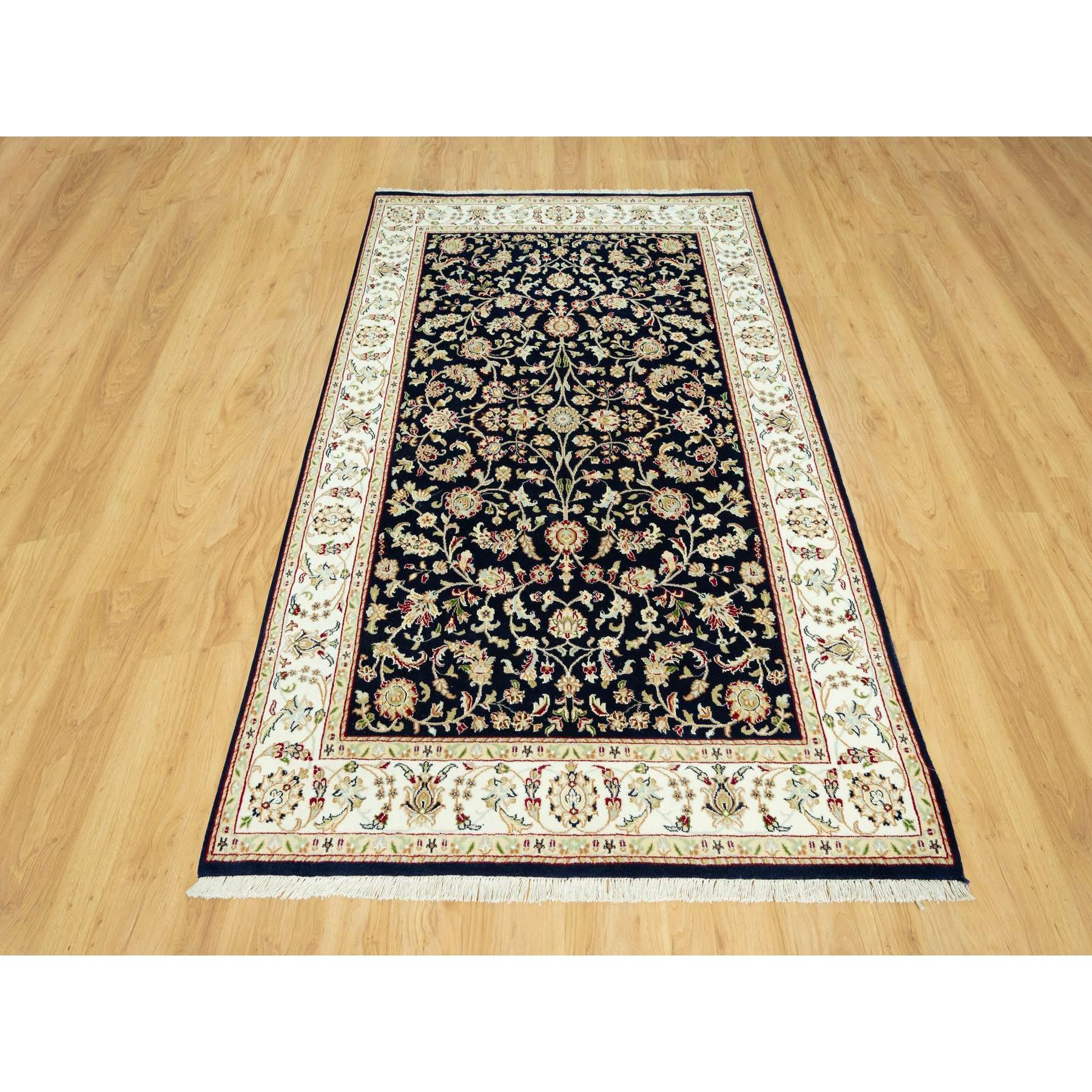 Dies ist eine wirklich echte one-of-a-kind Nain mit Center Medaillon Flower Design, handgeknüpft, Orientteppich. Es wurde monatelang in jahrhundertealten Webtechniken von Kunsthandwerkern geknüpft.
Primäre MATERIALIEN: Wolle
Latex: Kein Flor 
Höhe: