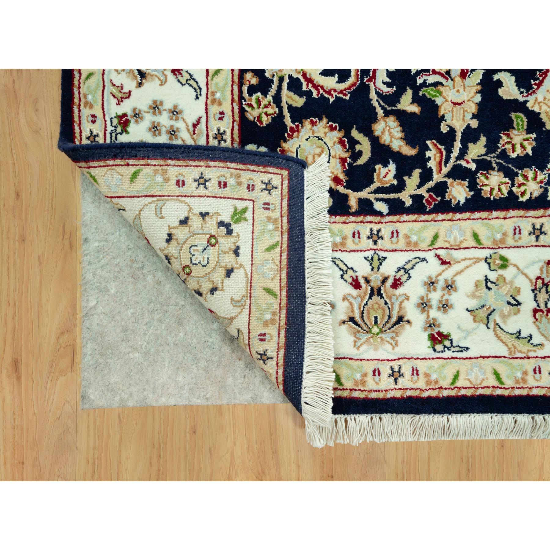 5'x8' Vulkanblaue Wolle Nain Wiederholtes Blumen Design Handgeknüpfter Teppich (Mittelalterlich) im Angebot