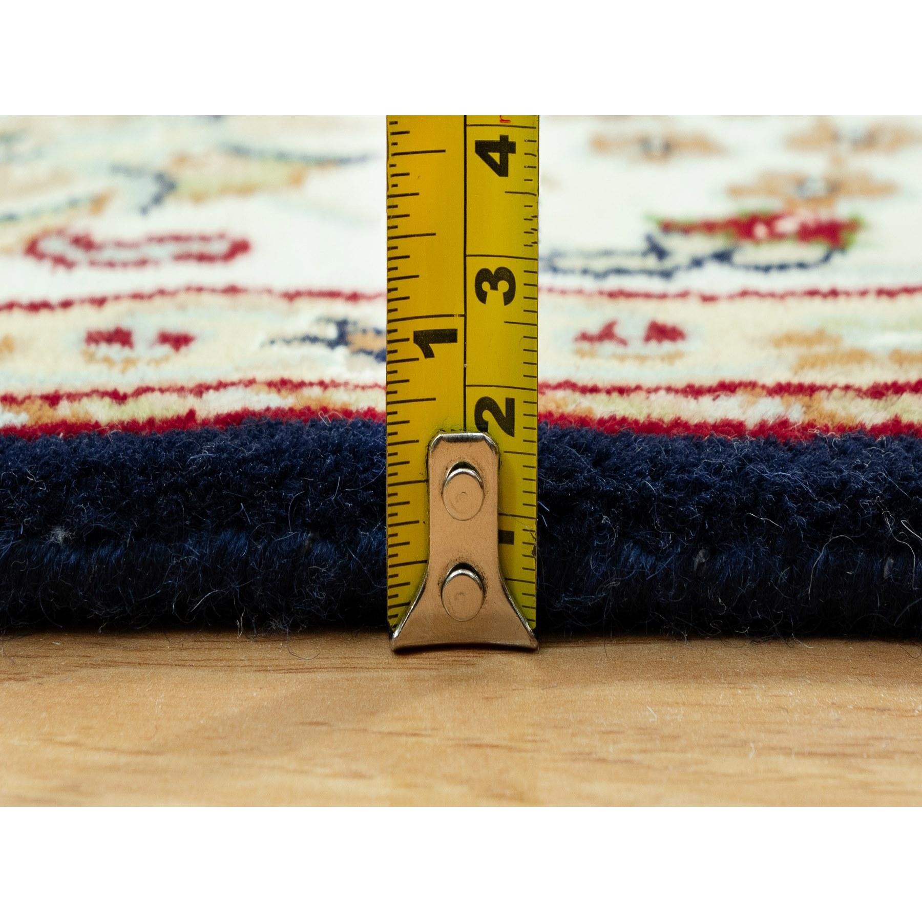 5'x8' Vulkanblaue Wolle Nain Wiederholtes Blumen Design Handgeknüpfter Teppich im Angebot 1