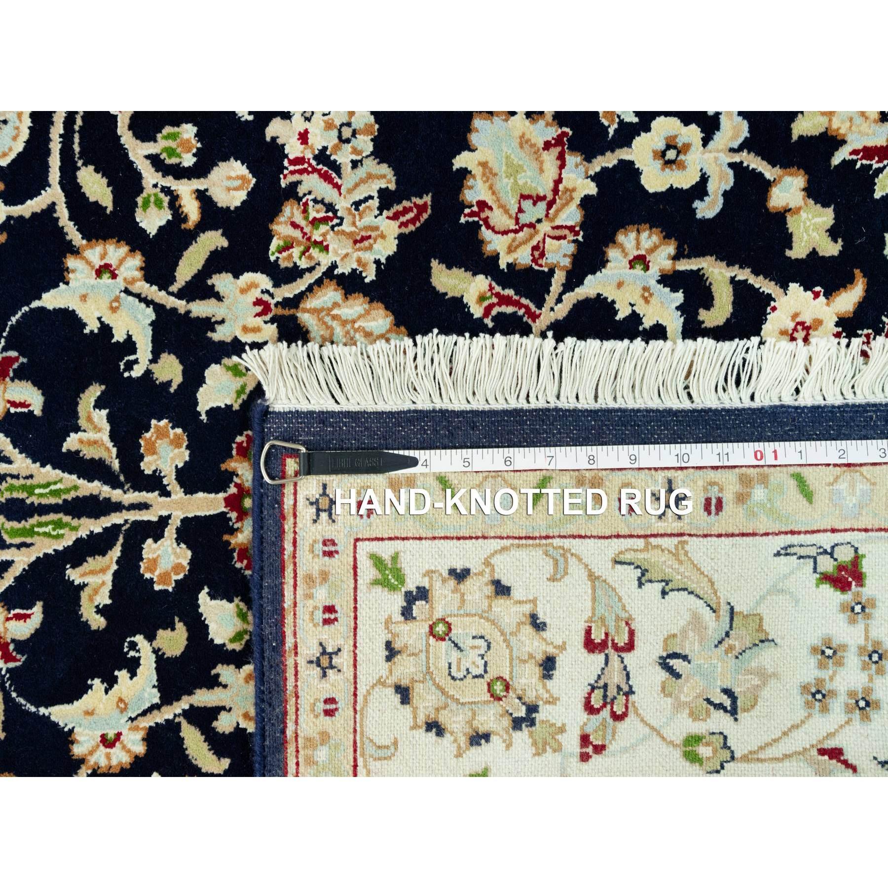 5'x8' Vulkanblaue Wolle Nain Wiederholtes Blumen Design Handgeknüpfter Teppich im Angebot 2