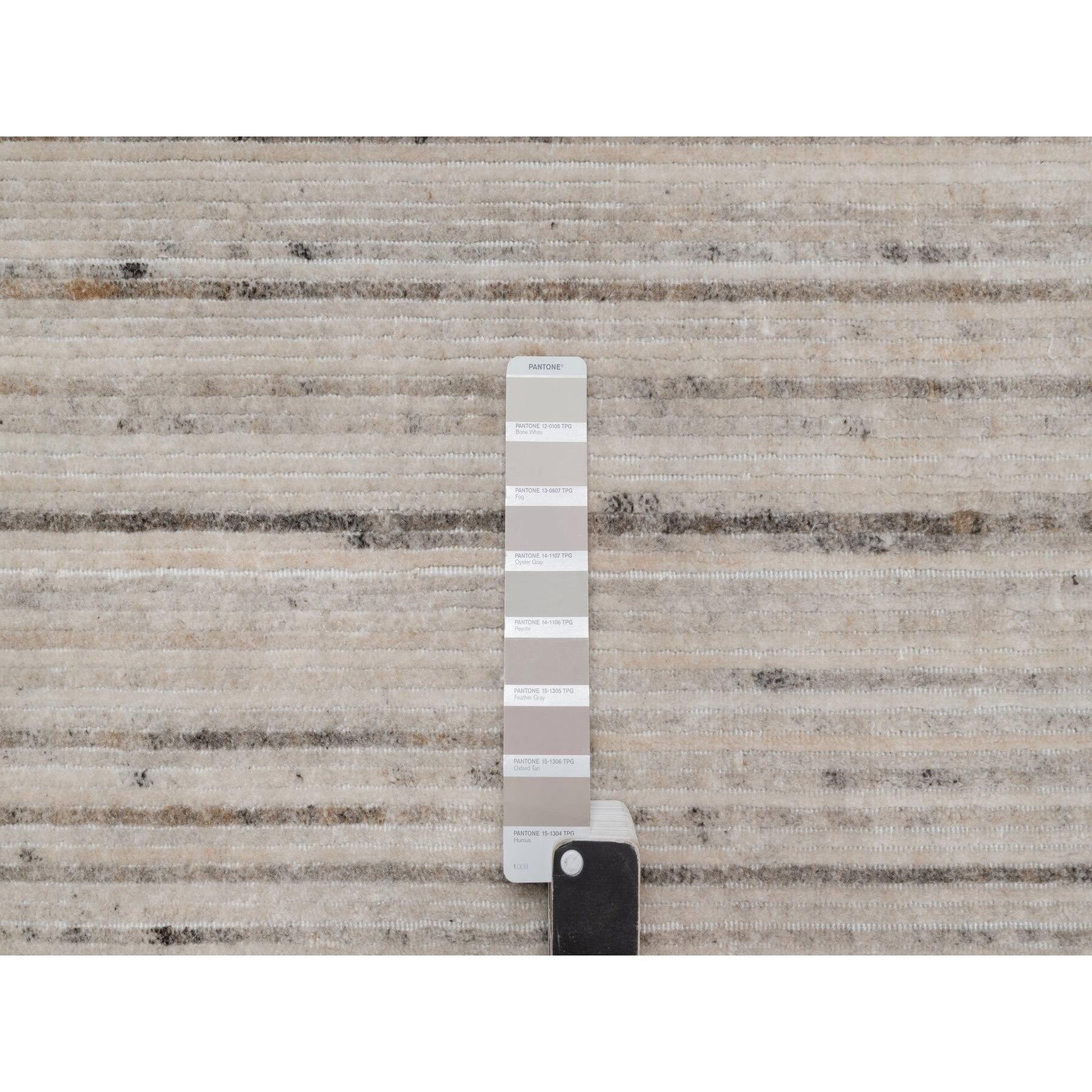 5'x8' Weiß bunt strukturiert Modernes Design Synthetisches Garn Handgewebter Teppich (Handgeknüpft) im Angebot