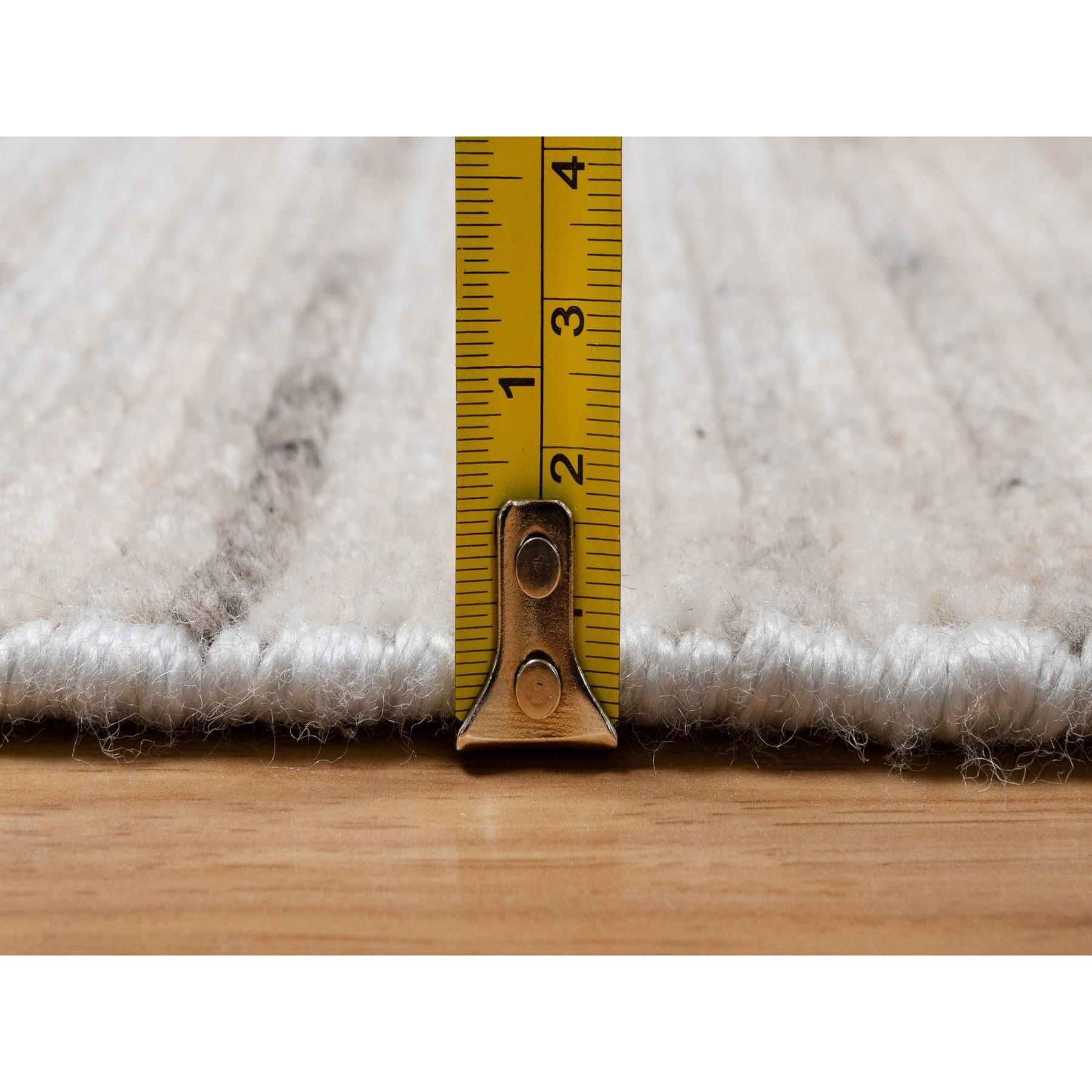 5'x8' Weiß bunt strukturiert Modernes Design Synthetisches Garn Handgewebter Teppich (Wolle) im Angebot