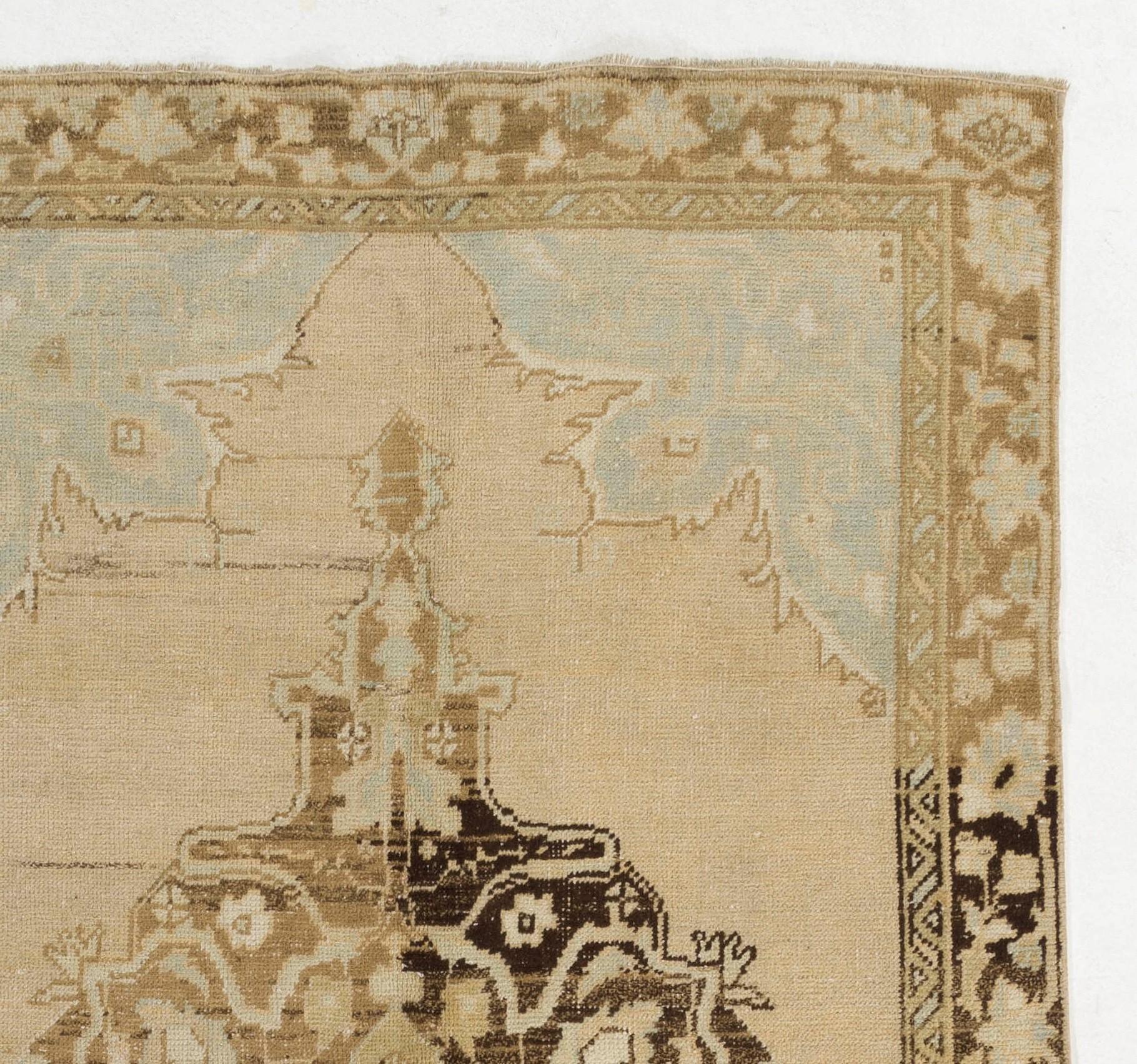 Ce tapis turc vintage finement noué à la main dans les années 1960 présente un élégant motif de médaillon. Mesures : 5 x 8.2 ft
Le tapis est fait de poils de laine moyens sur une base de laine. Il est lourd et repose à plat sur le sol, en très bon
