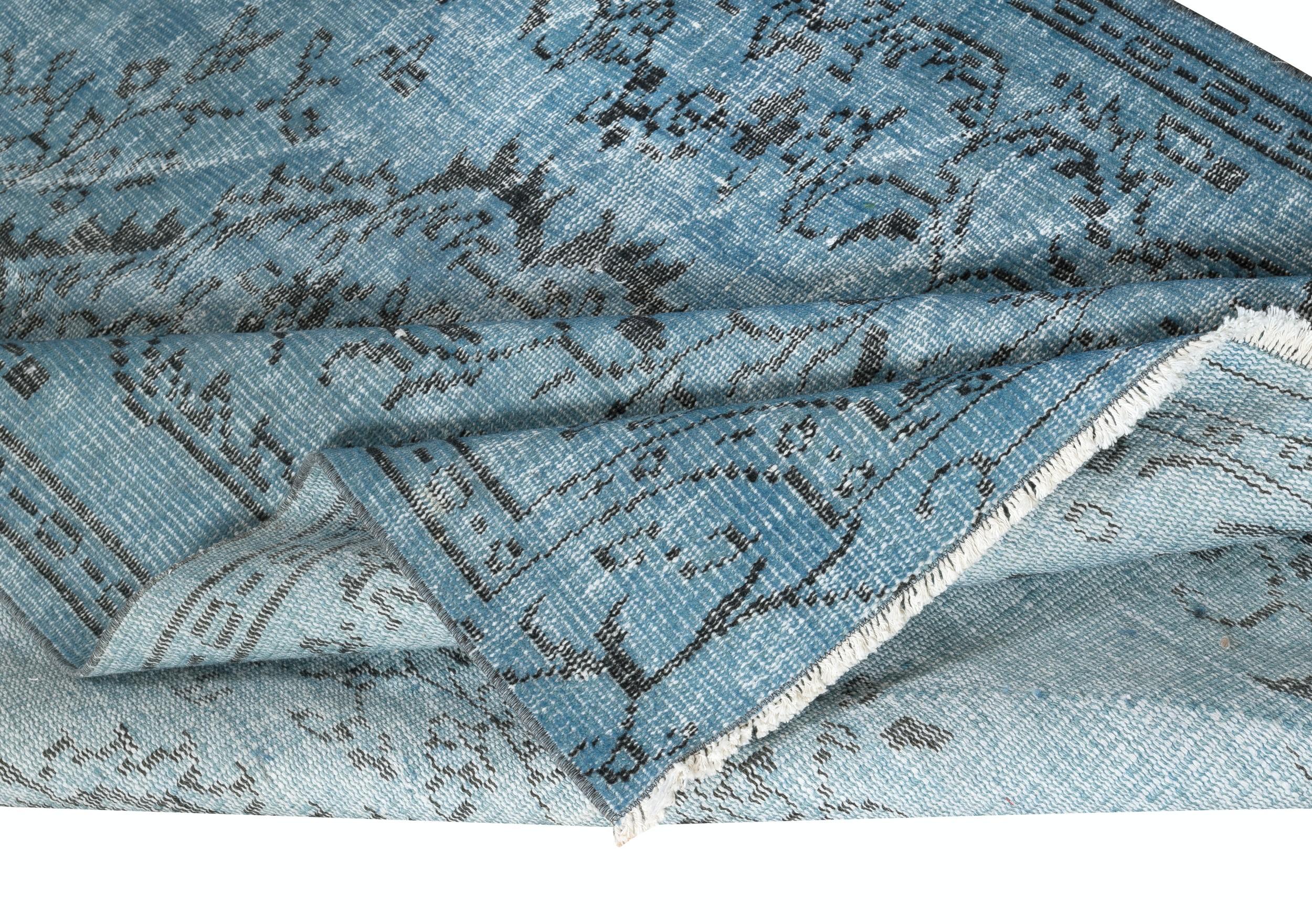 Alfombra turca vintage hecha a mano de 5x8,2 pies teñida de azul para interiores modernos Moderno en venta