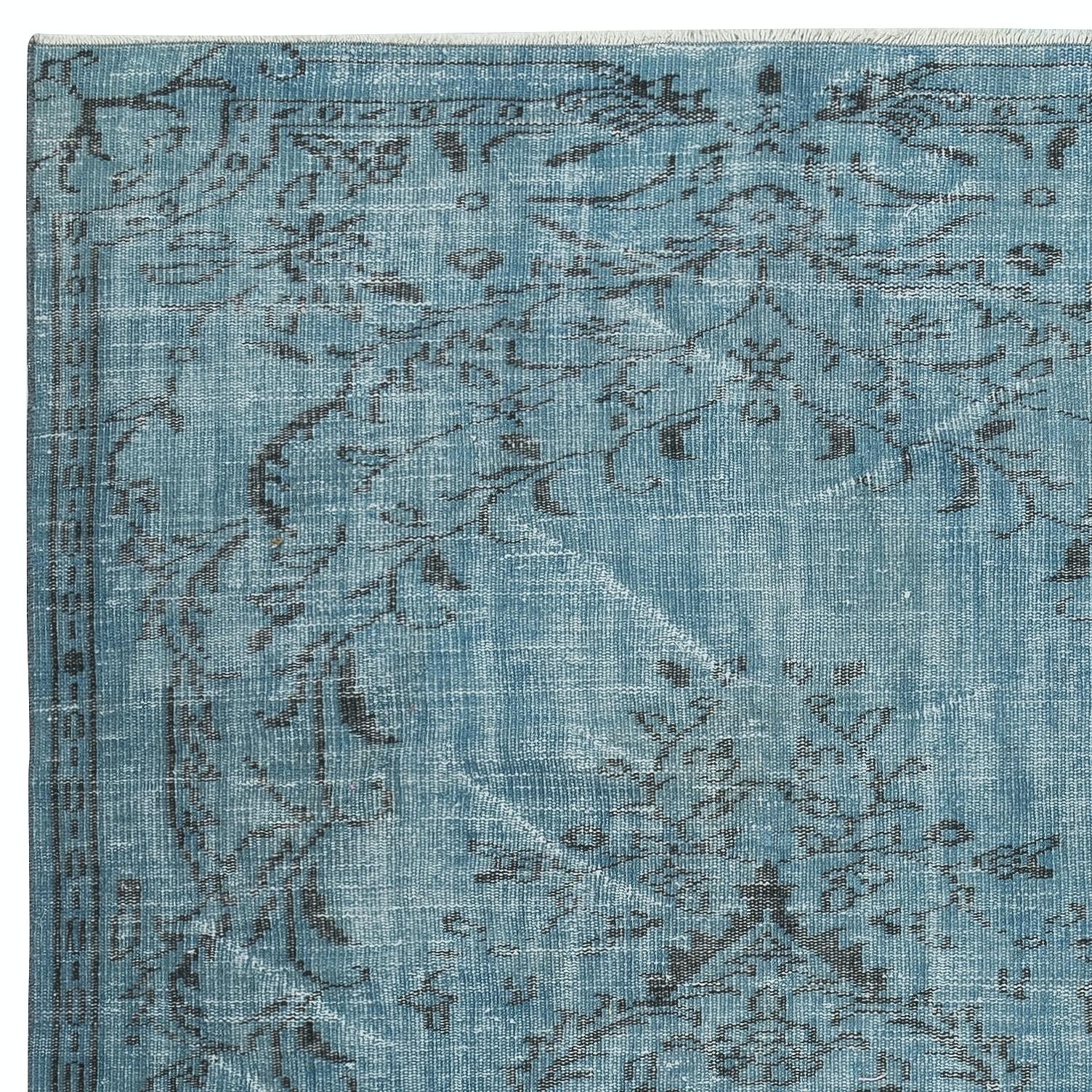 Alfombra turca vintage hecha a mano de 5x8,2 pies teñida de azul para interiores modernos Turco en venta
