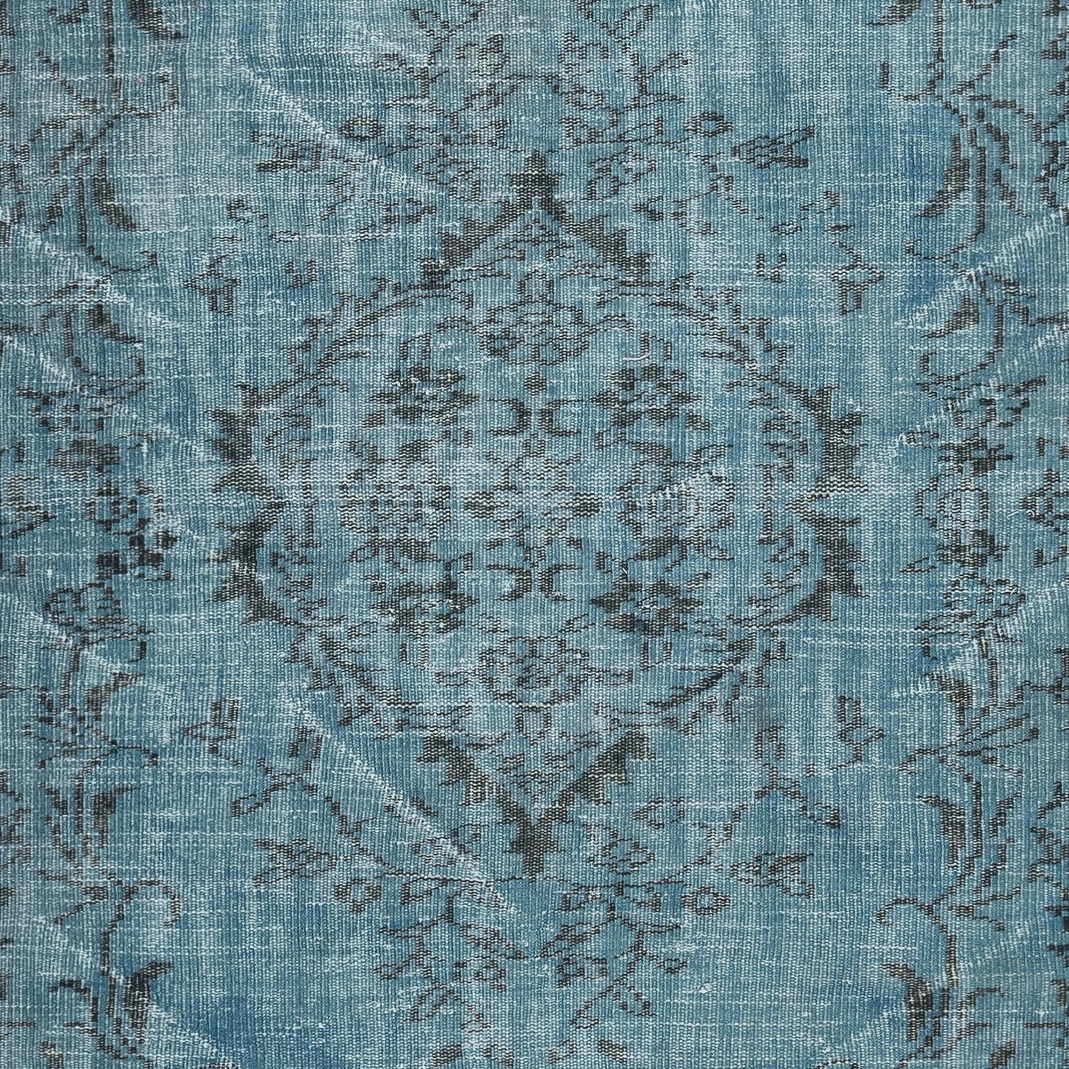 Alfombra turca vintage hecha a mano de 5x8,2 pies teñida de azul para interiores modernos Anudado a mano en venta