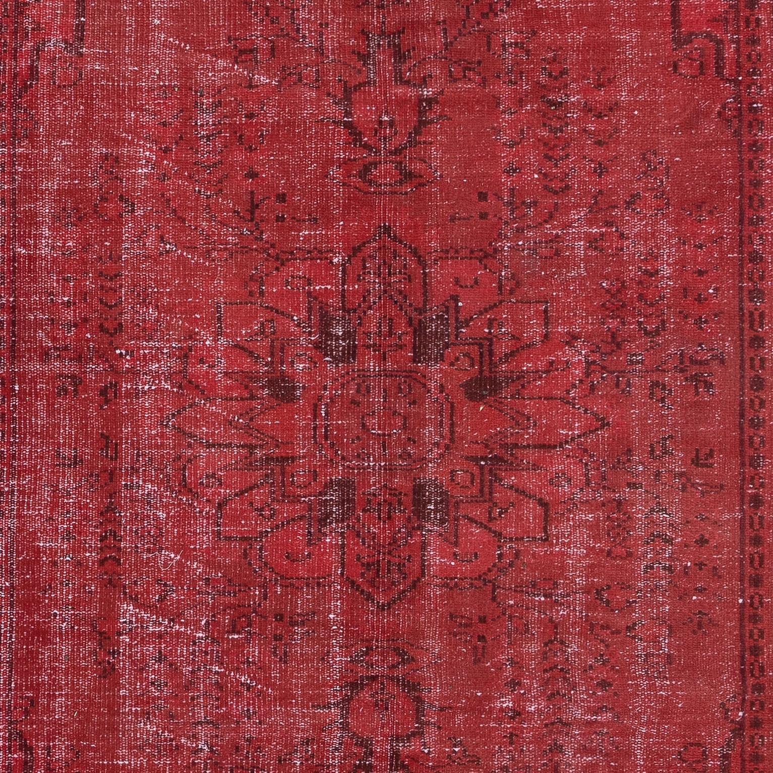 5x8.3 Ft Handgefertigter Teppich in Burgunderrot, moderner türkischer Teppich in Dunkelrot, handgefertigt (Türkisch) im Angebot