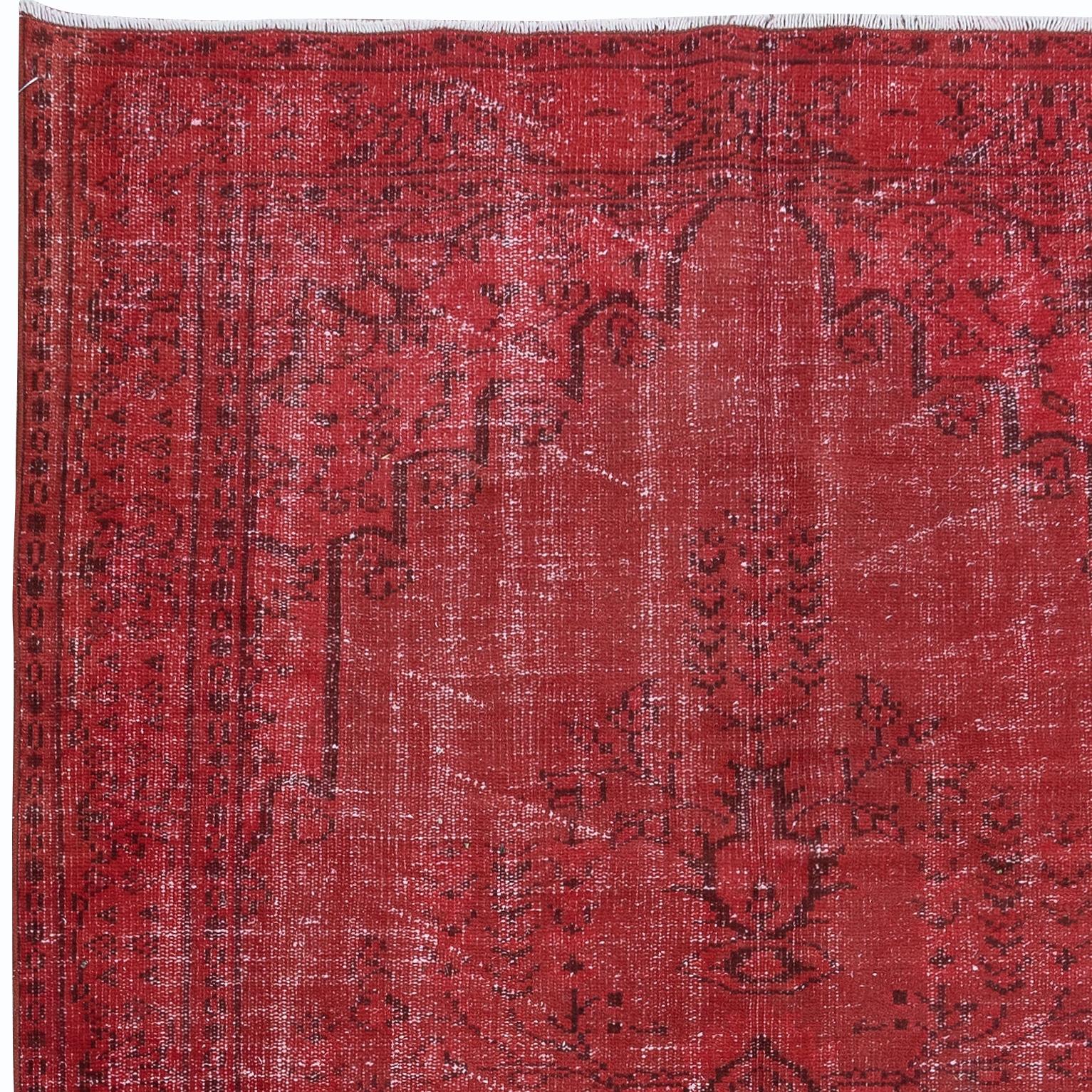 5x8.3 Ft Handgefertigter Teppich in Burgunderrot, moderner türkischer Teppich in Dunkelrot, handgefertigt (Handgewebt) im Angebot