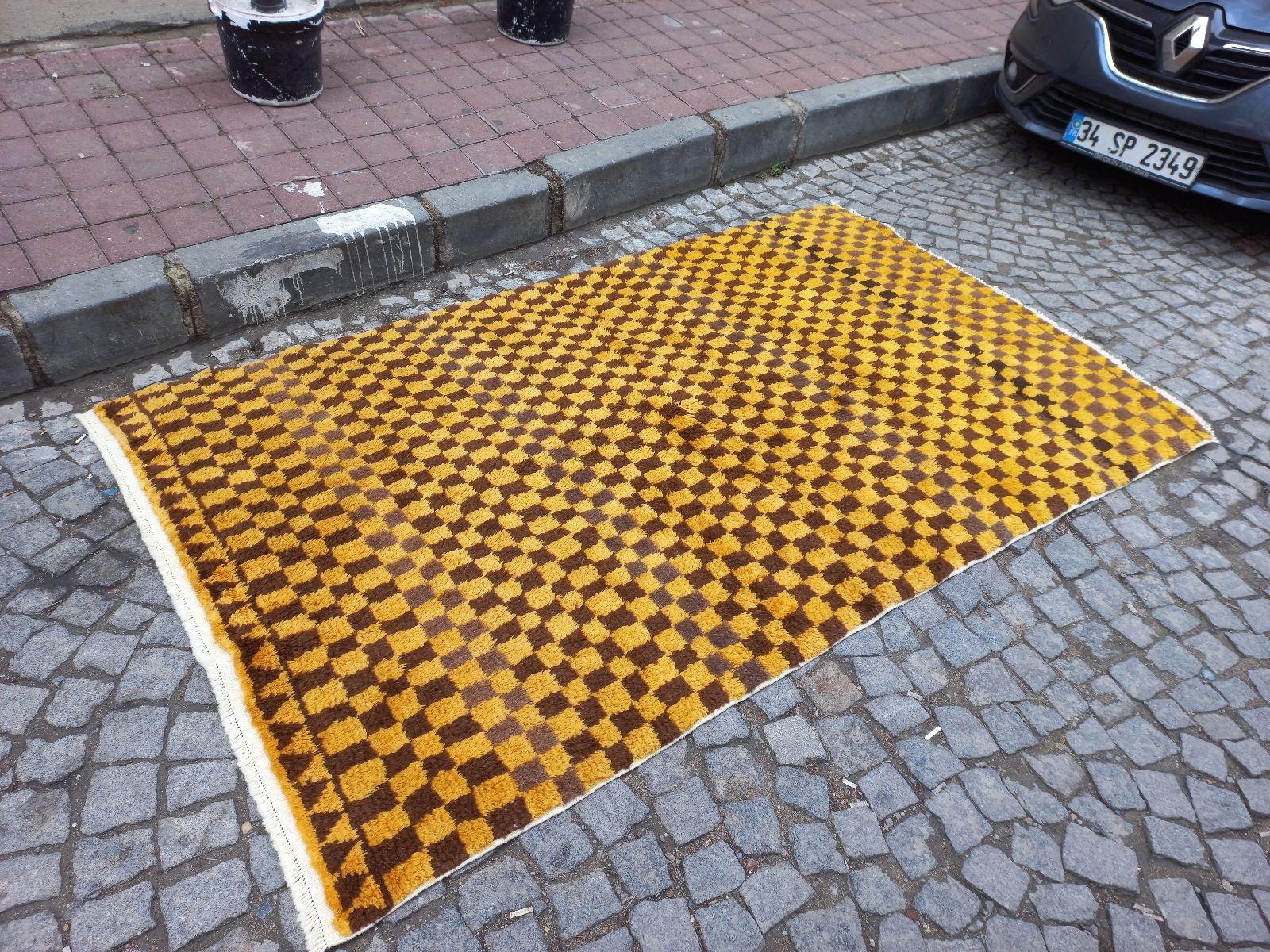 Tappeto Tulu 5x8.3 Ft con disegno a scacchi fatto a mano in marrone e senape. 100% lana in vendita 2
