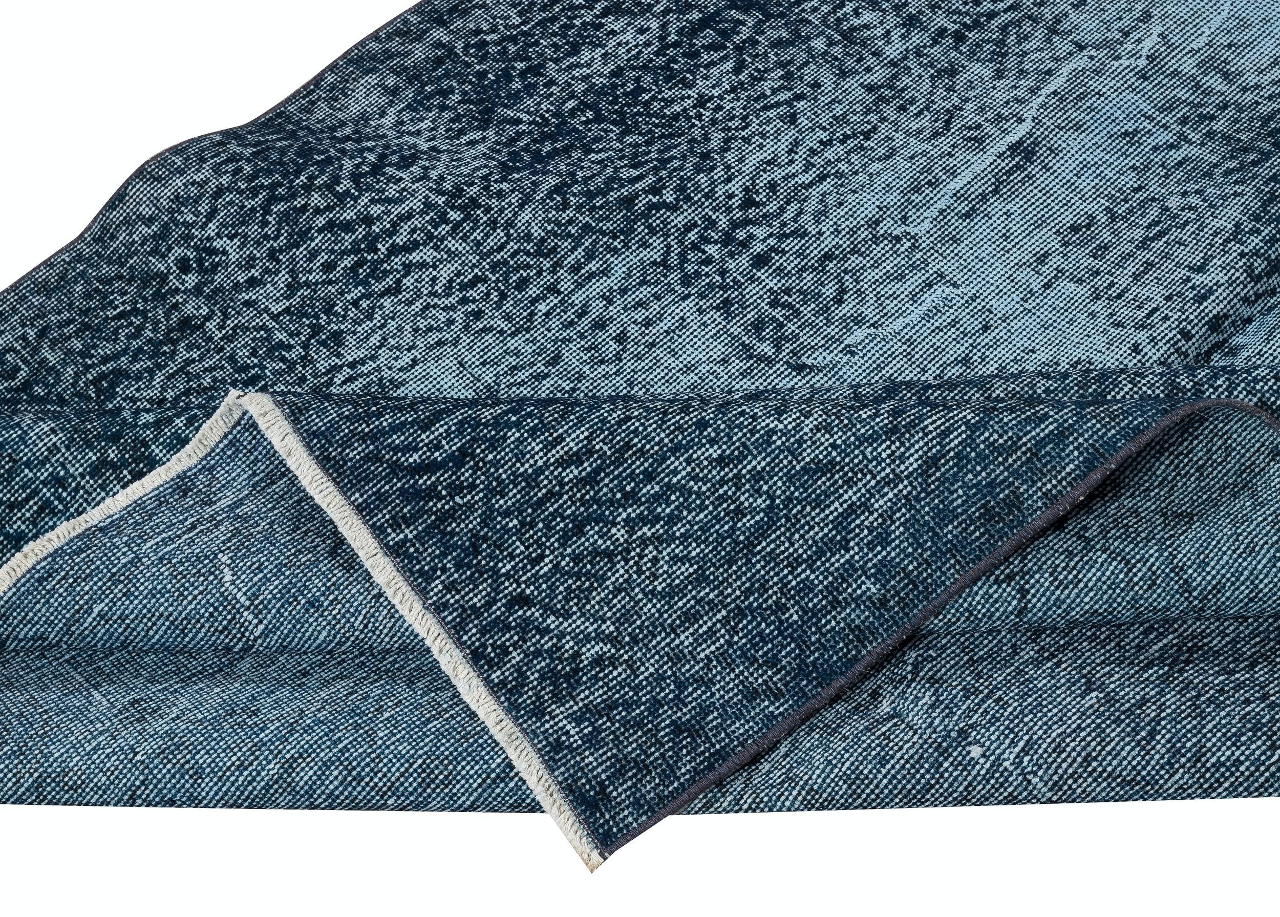 Moderner 5x8,3 Fuß großer Teppich in Massivblau, handgeknüpft in der Türkei (Türkisch) im Angebot