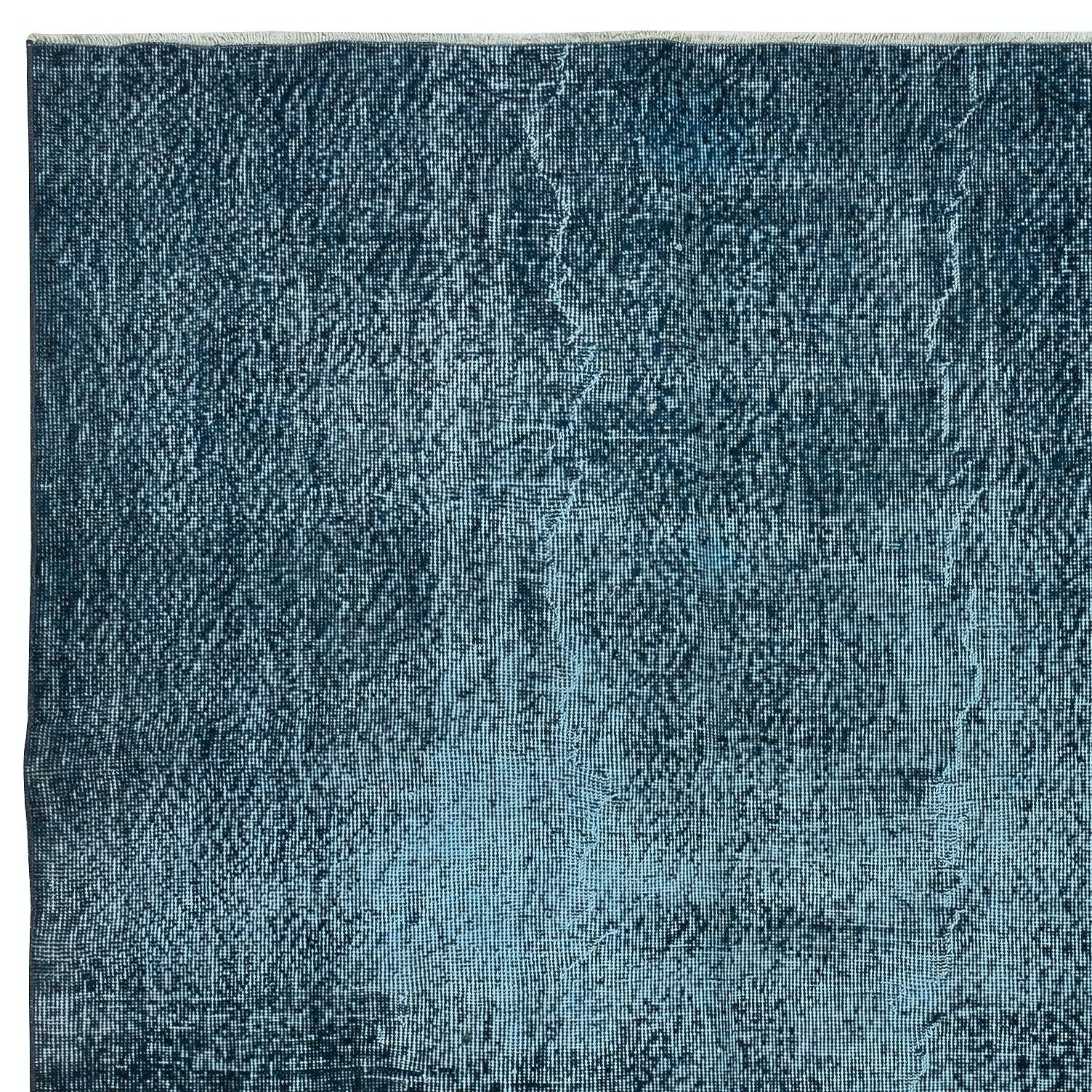 Moderner 5x8,3 Fuß großer Teppich in Massivblau, handgeknüpft in der Türkei (Handgeknüpft) im Angebot