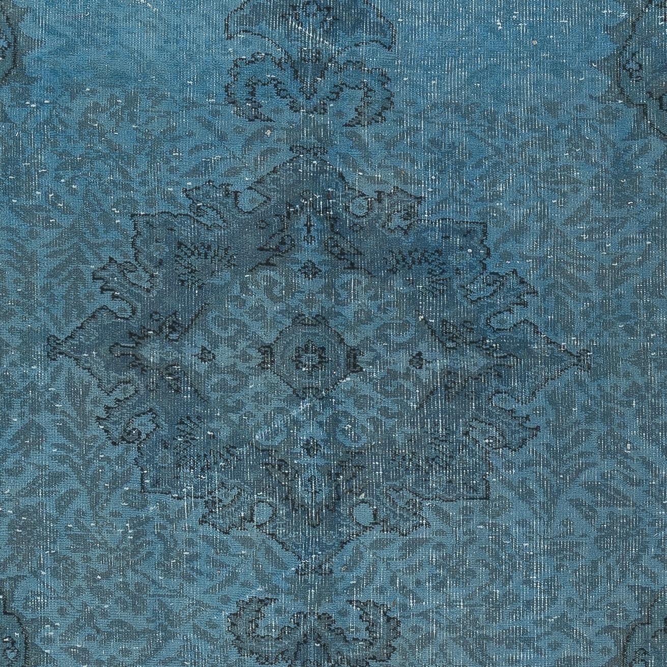 5x8,3 Ft Shabby Chic Handgefertigter blauer türkischer Teppich in Farbe Shabby Chic mit Medaillon-Design (Handgeknüpft) im Angebot