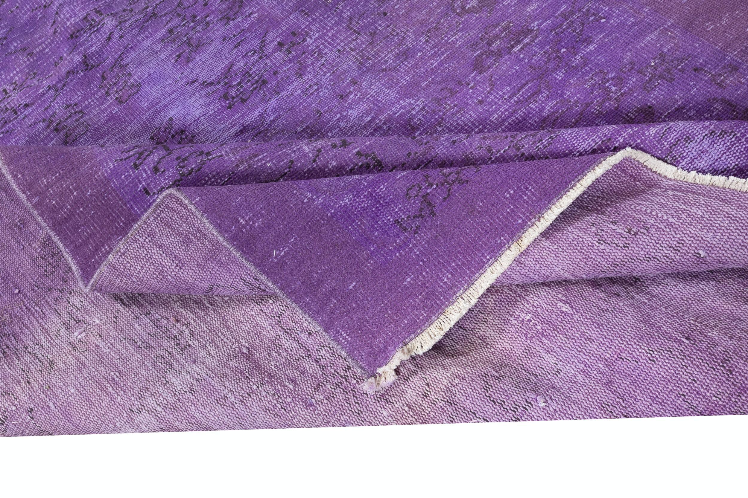 Moderne 5 x 8,3 pieds Tapis de sol turc vintage teinté en violet pour intérieurs modernes en vente