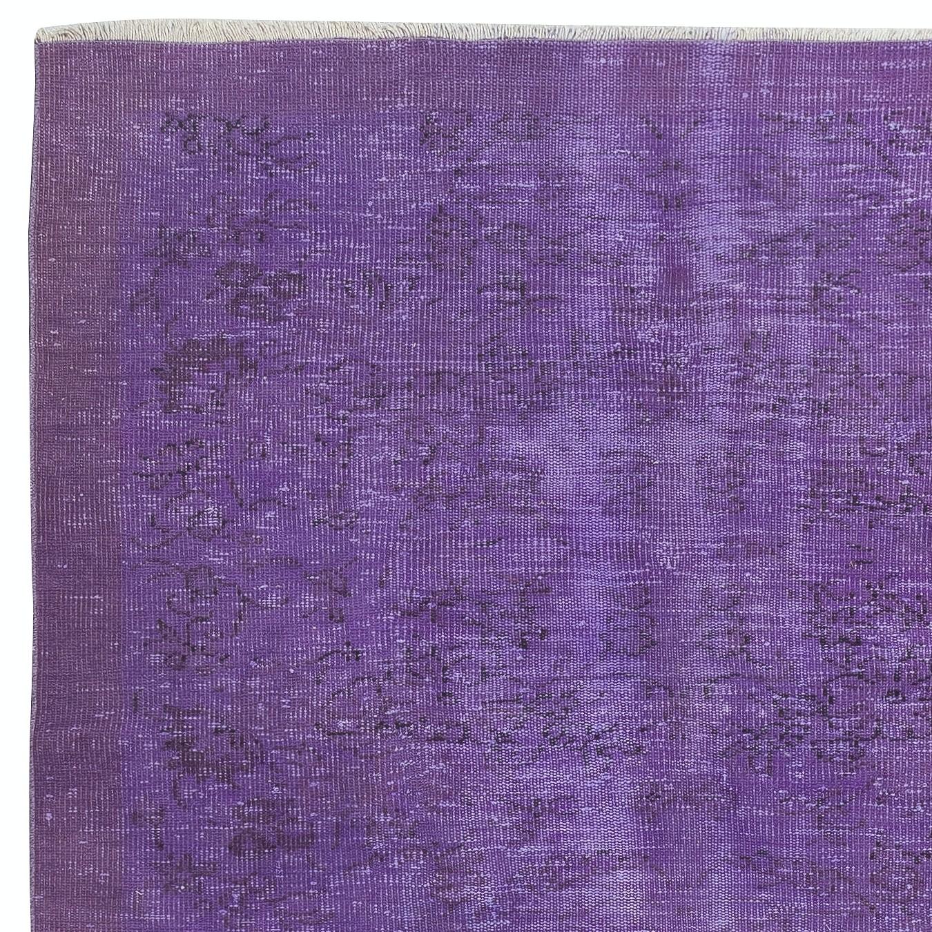 Turc 5 x 8,3 pieds Tapis de sol turc vintage teinté en violet pour intérieurs modernes en vente