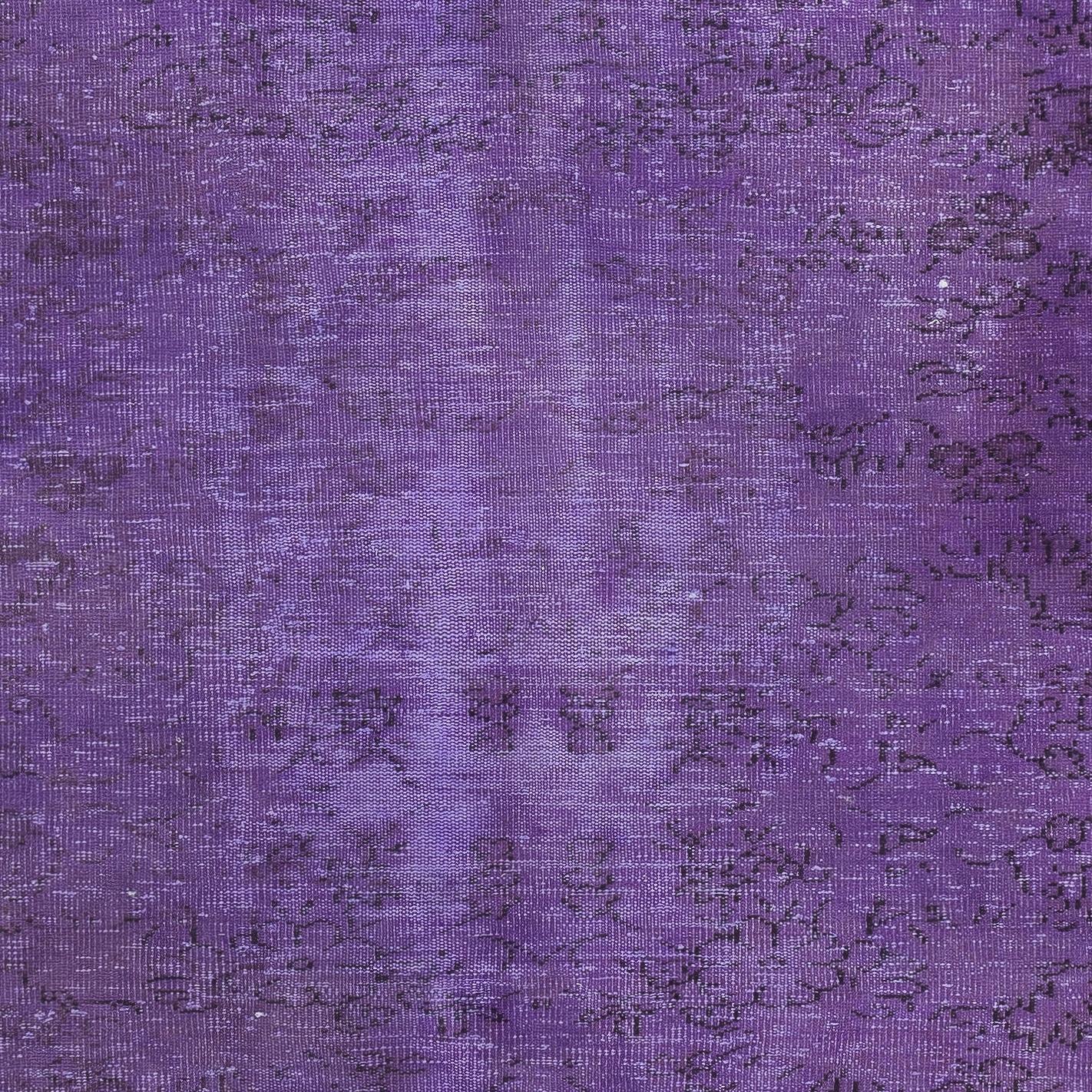 Noué à la main 5 x 8,3 pieds Tapis de sol turc vintage teinté en violet pour intérieurs modernes en vente