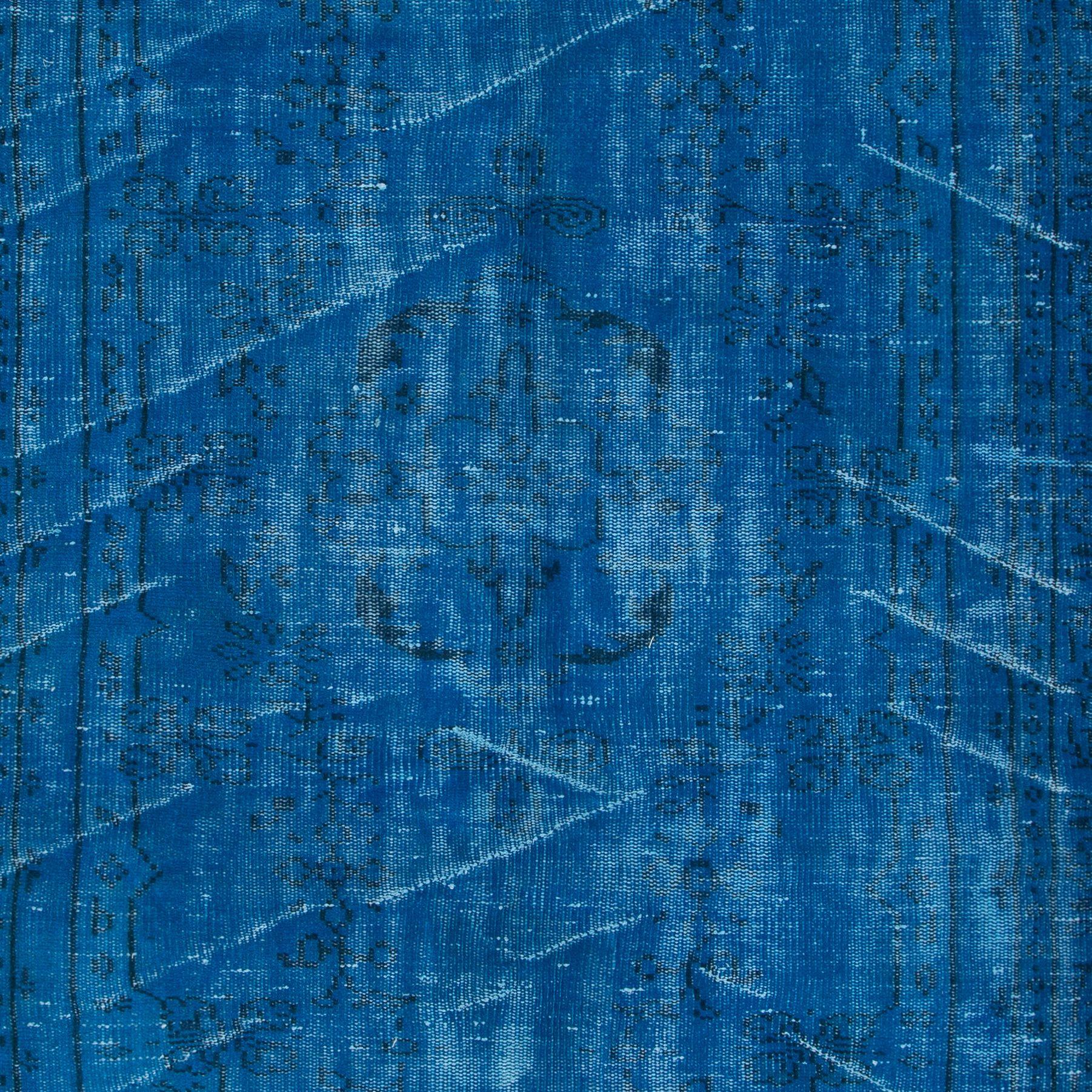 Modern 5x8.4 Ft Contemporary Area Rug in Blue for Living Room, Hand-Knotted in Turkey For Sale