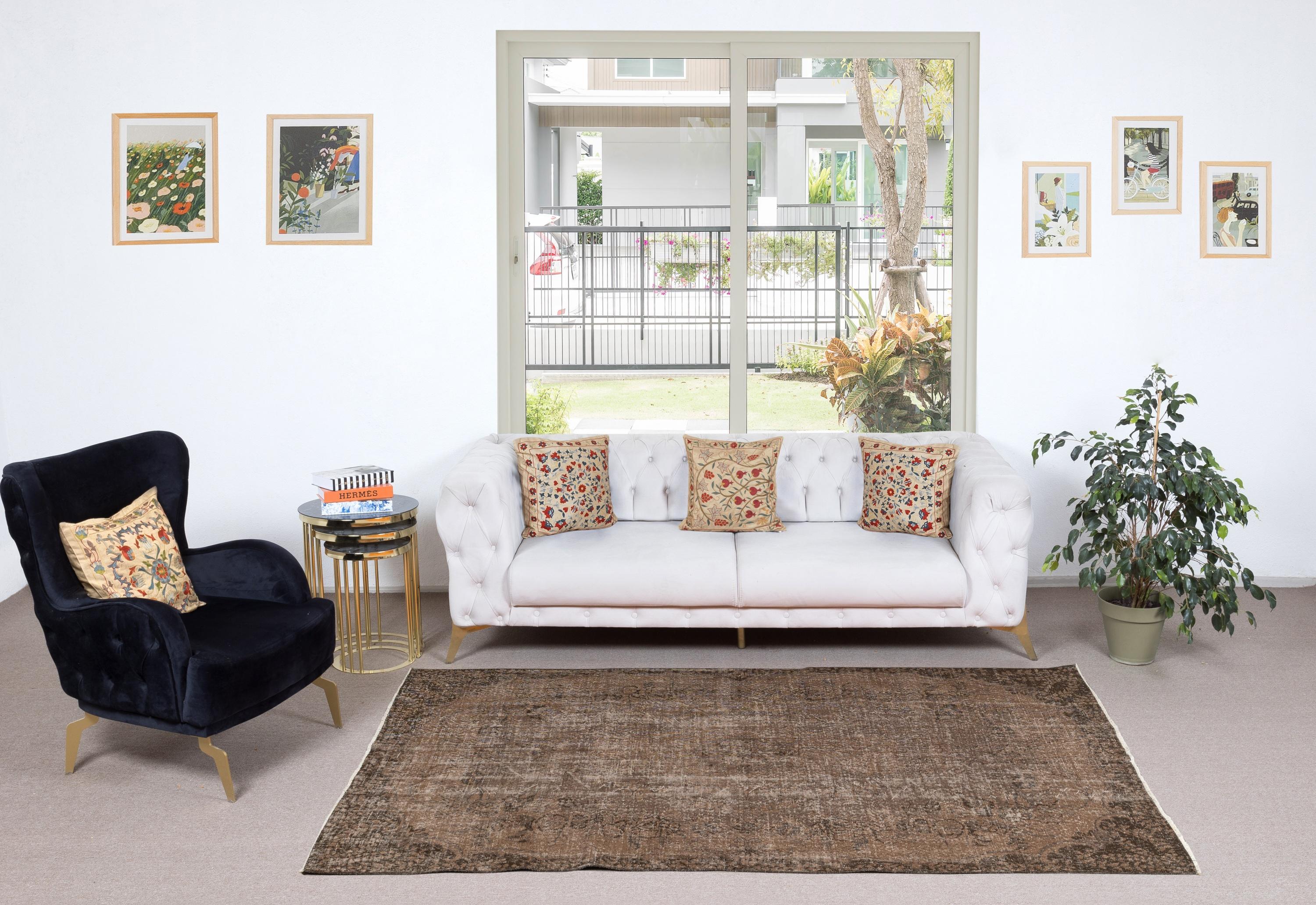 I nostri tappeti sovratinti sono tutti tappeti turchi vintage annodati a mano, accuratamente restaurati e reimmaginati nel nostro laboratorio per adattarsi a un'ampia gamma di stili di arredamento, da quello moderno e minimalista a quello costiero,