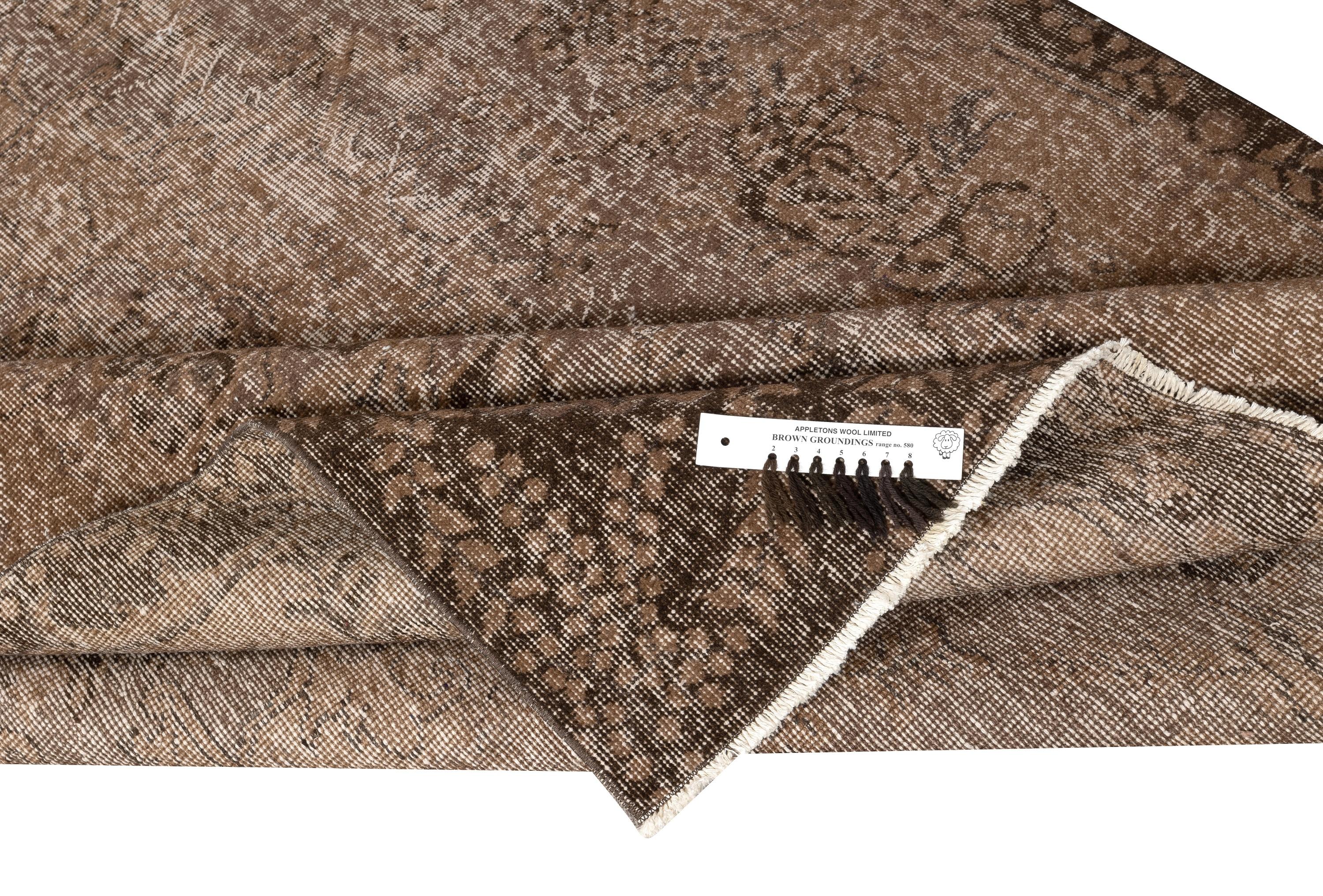 Moderno Tappeto turco vintage fatto a mano con sovratintura marrone 5x8,4 Ft per interni moderni in vendita