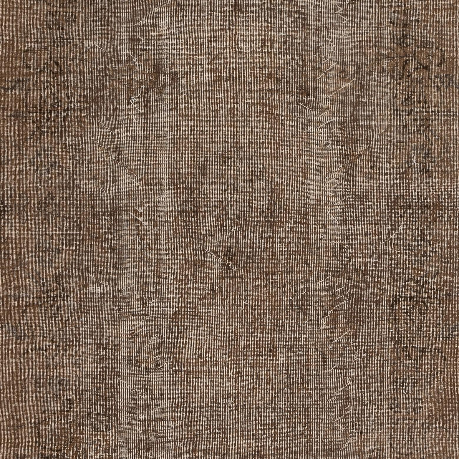 Turco Tappeto turco vintage fatto a mano con sovratintura marrone 5x8,4 Ft per interni moderni in vendita