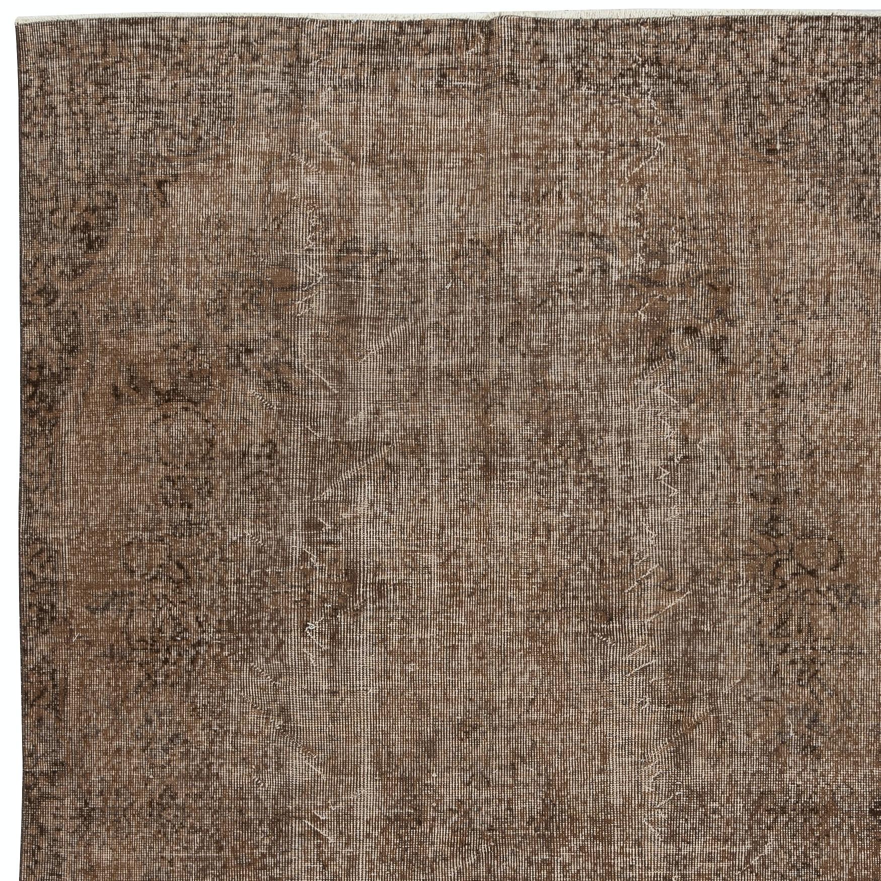 Annodato a mano Tappeto turco vintage fatto a mano con sovratintura marrone 5x8,4 Ft per interni moderni in vendita