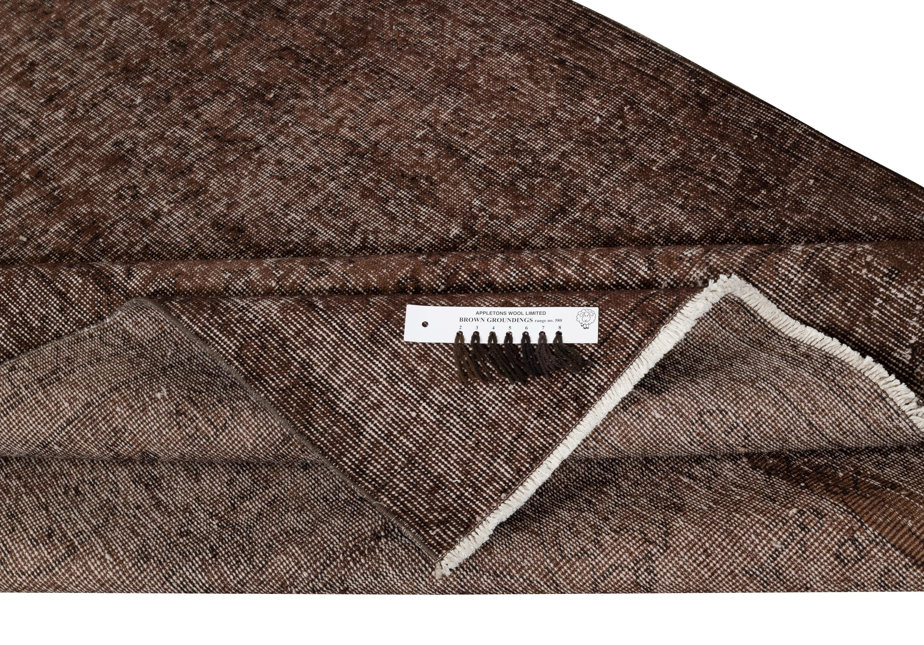 Moderno Tappeto vintage sovratinto marrone 5x8.5 Ft per interni moderni. Annodato a mano in Turchia in vendita