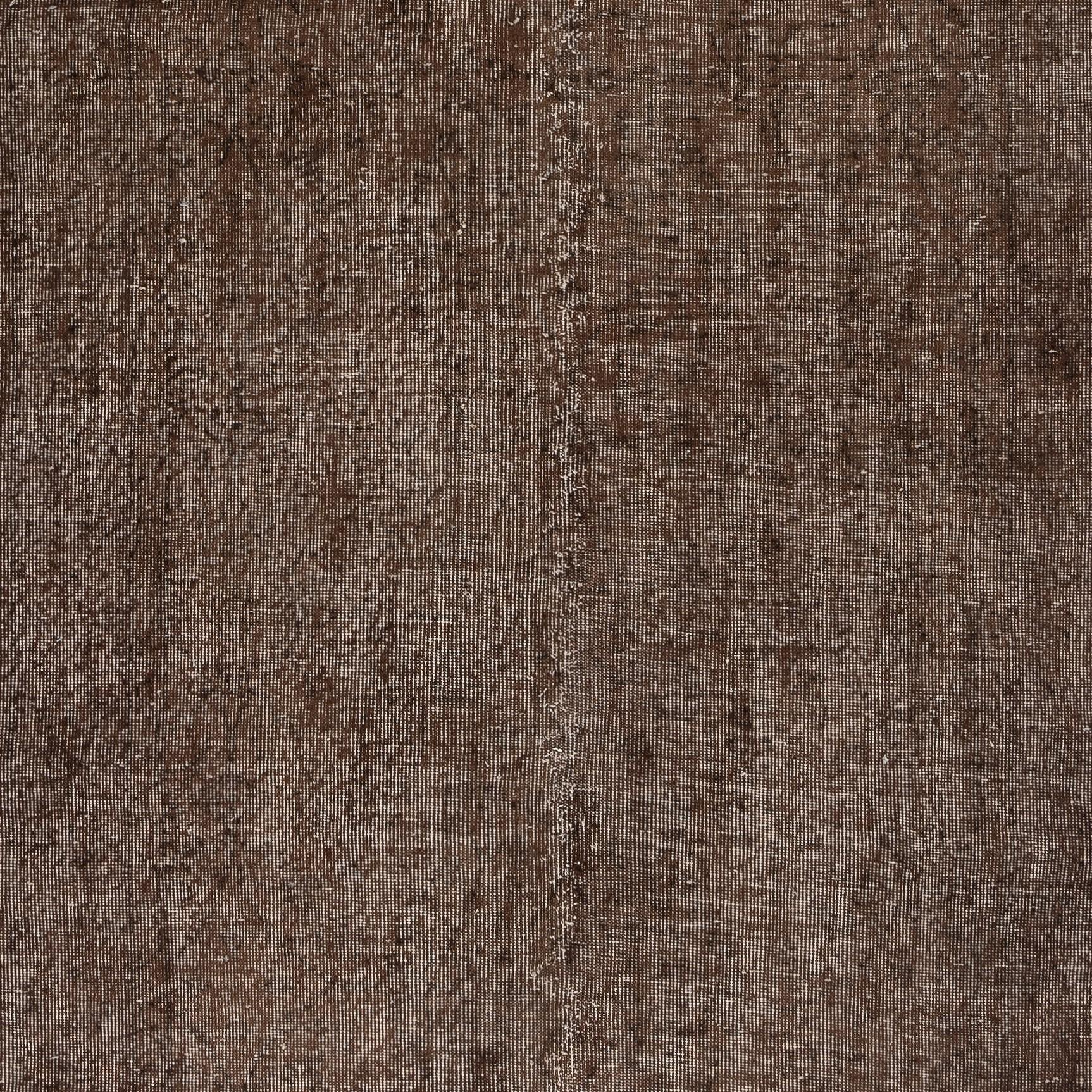 Turco Tappeto vintage sovratinto marrone 5x8.5 Ft per interni moderni. Annodato a mano in Turchia in vendita