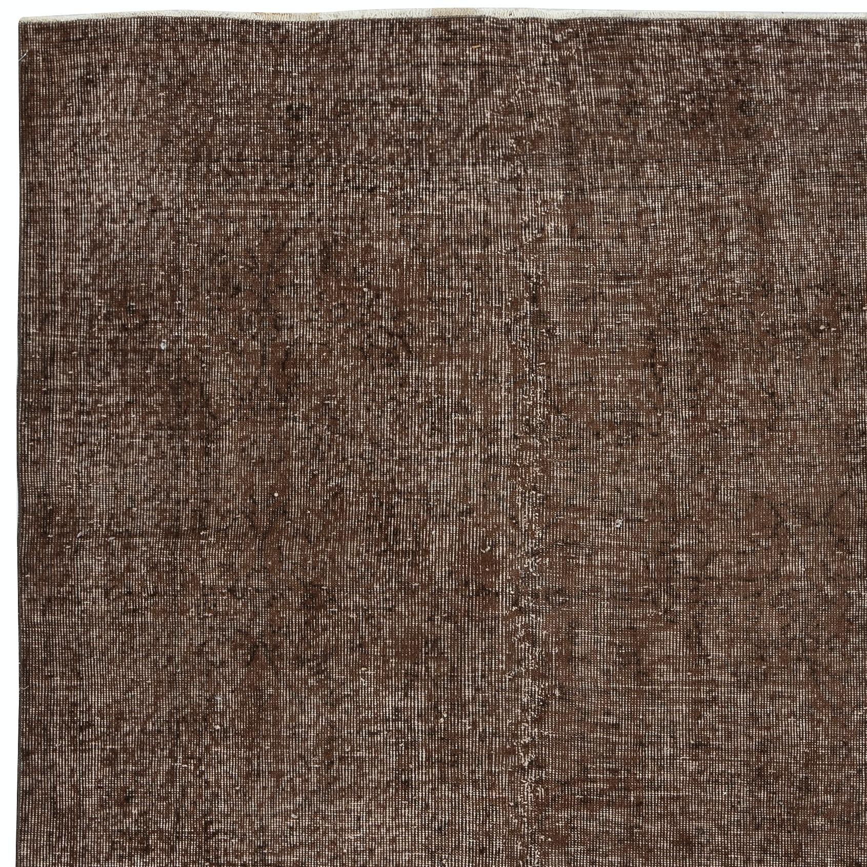 Tappeto vintage sovratinto marrone 5x8.5 Ft per interni moderni. Annodato a mano in Turchia In condizioni buone in vendita a Spring Valley, NY