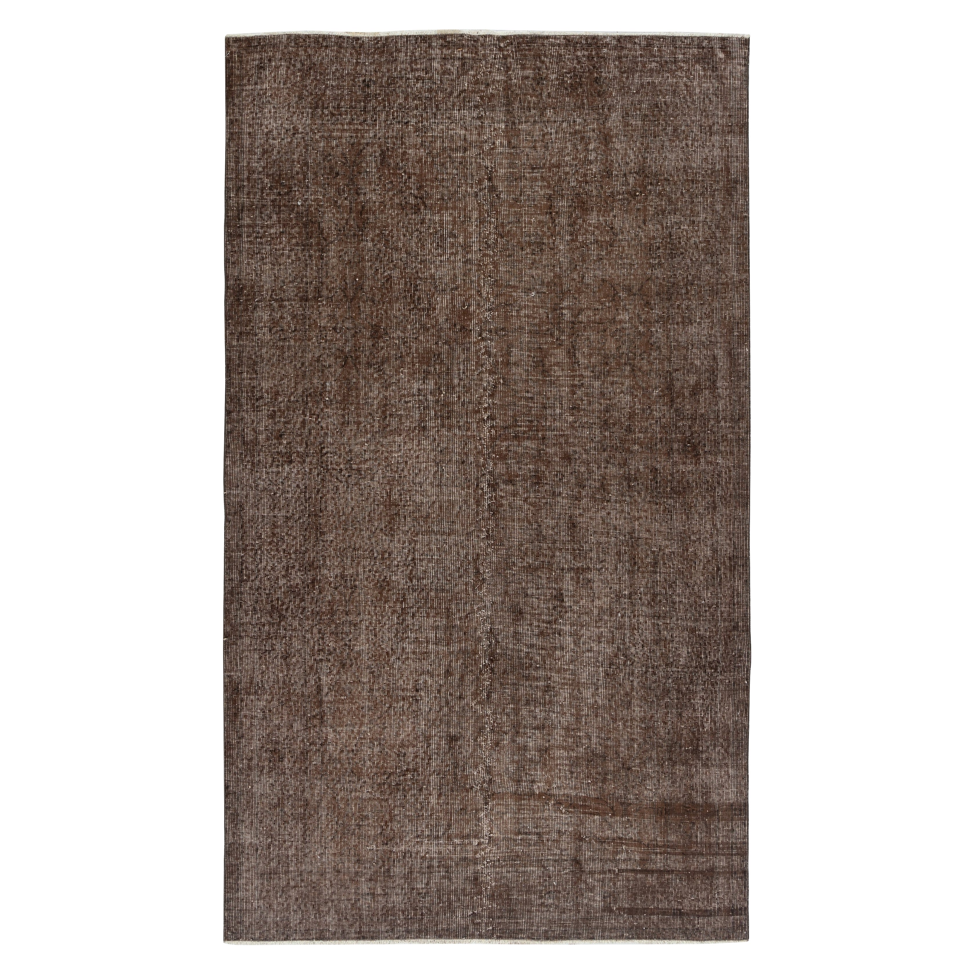 Tappeto vintage sovratinto marrone 5x8.5 Ft per interni moderni. Annodato a mano in Turchia