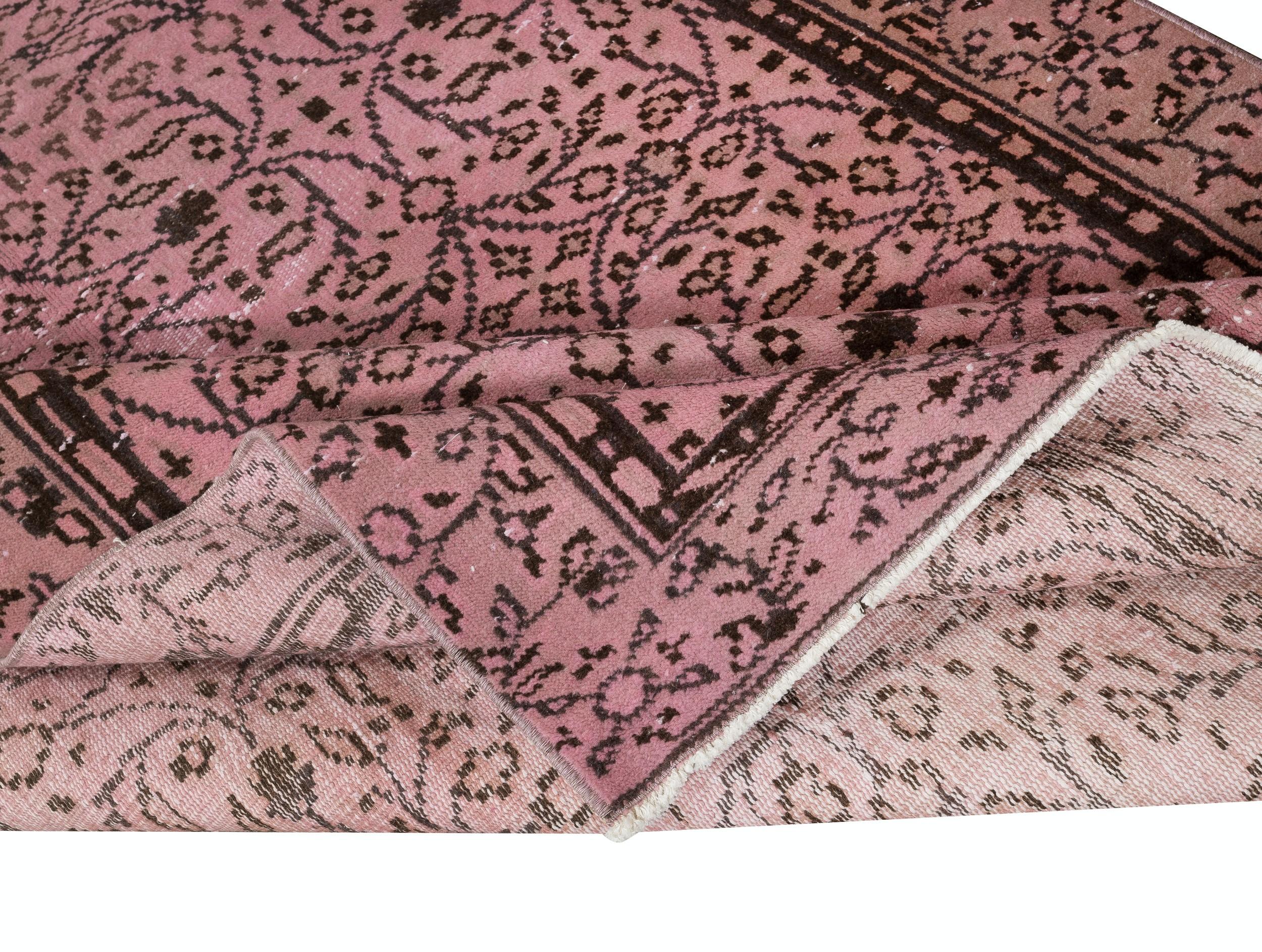 5x8,5 Ft Handgefertigter, geblümt gemusterter Wollteppich aus der Türkei. Rosa Farbe Re-Dyed Teppich (Moderne) im Angebot