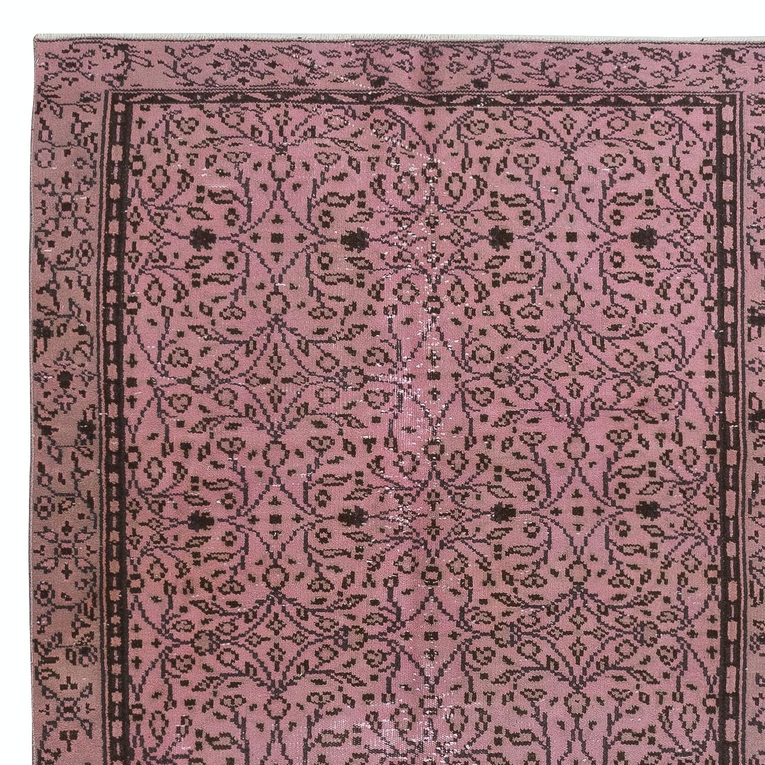 5x8,5 Ft Handgefertigter, geblümt gemusterter Wollteppich aus der Türkei. Rosa Farbe Re-Dyed Teppich (Türkisch) im Angebot