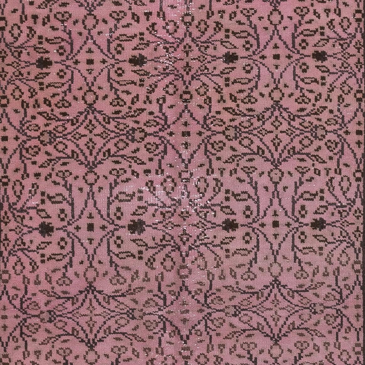 5x8,5 Ft Handgefertigter, geblümt gemusterter Wollteppich aus der Türkei. Rosa Farbe Re-Dyed Teppich (Handgeknüpft) im Angebot