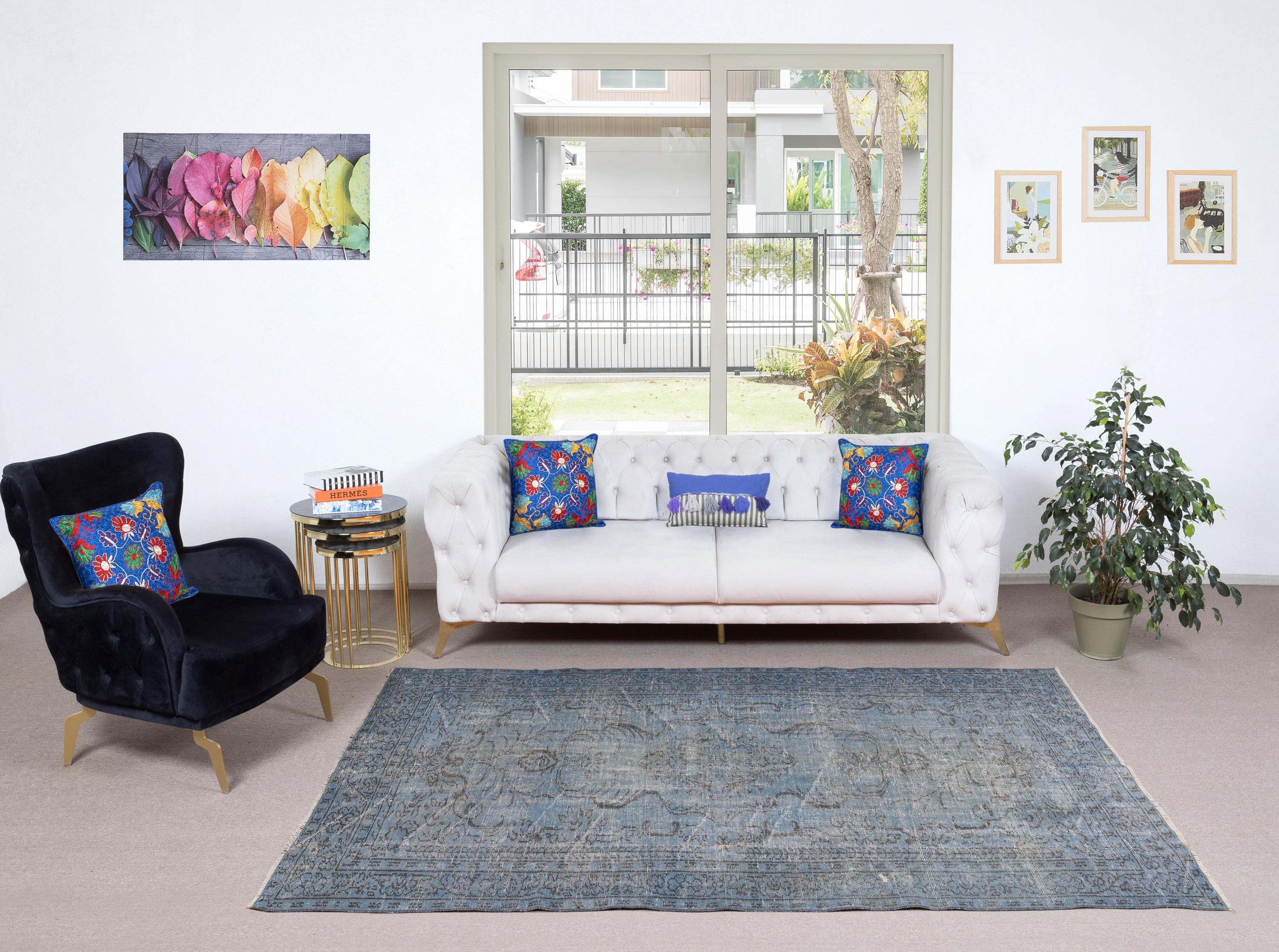 I nostri tappeti sovratinti sono tutti tappeti turchi vintage annodati a mano, accuratamente restaurati e reimmaginati nel nostro laboratorio per adattarsi a un'ampia gamma di stili di arredamento, da quello moderno e minimalista a quello costiero,