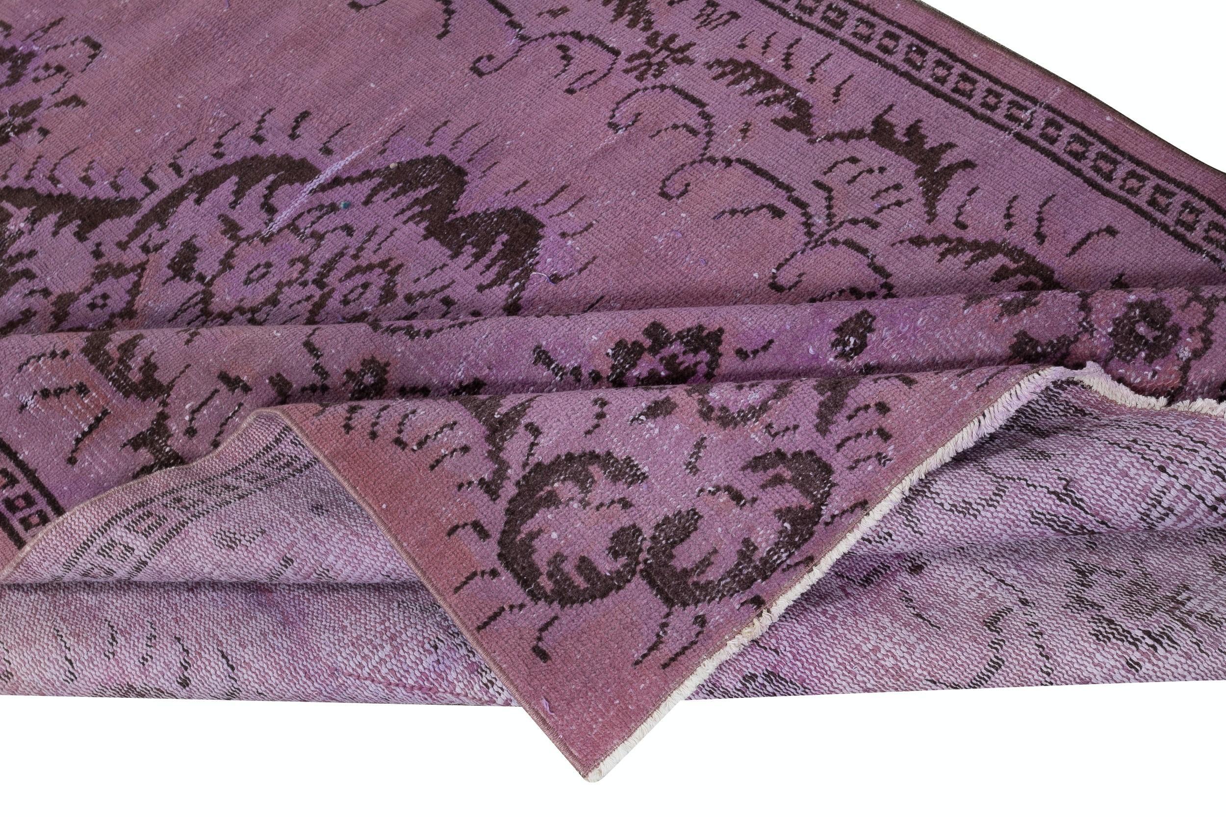 Moderno Tappeto vintage turco 5x8.5 Ft tinto in viola per interni moderni in vendita