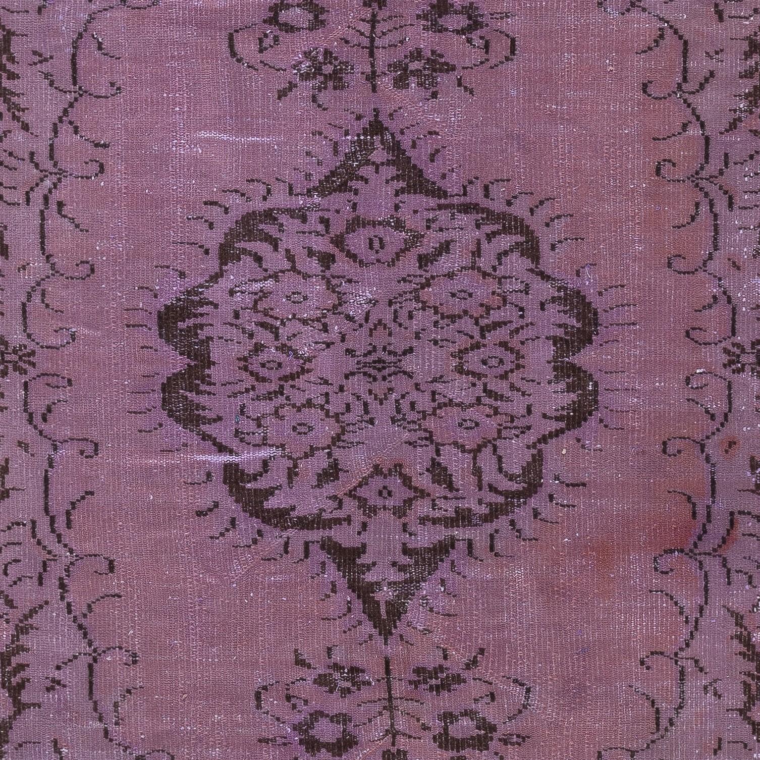 Annodato a mano Tappeto vintage turco 5x8.5 Ft tinto in viola per interni moderni in vendita