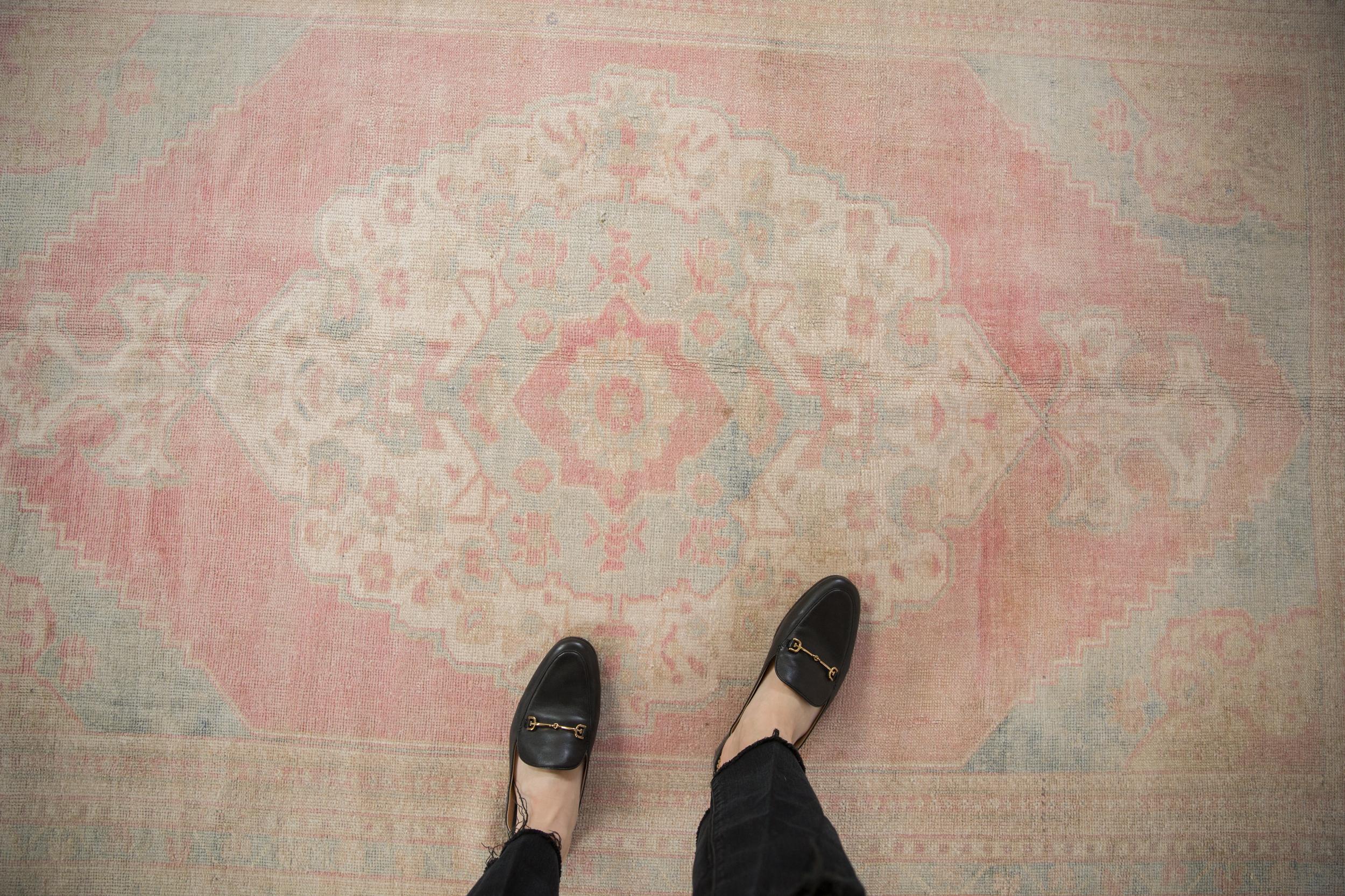 :: Medaglione centrale smerlato e sovradimensionato, con finale a trefoil a due livelli con sezioni floreali in fiore germoglianti. I colori e le sfumature includono: Rosso cocciniglia pallido, blu denim pallido, blu polvere, beige, avorio, sabbia
