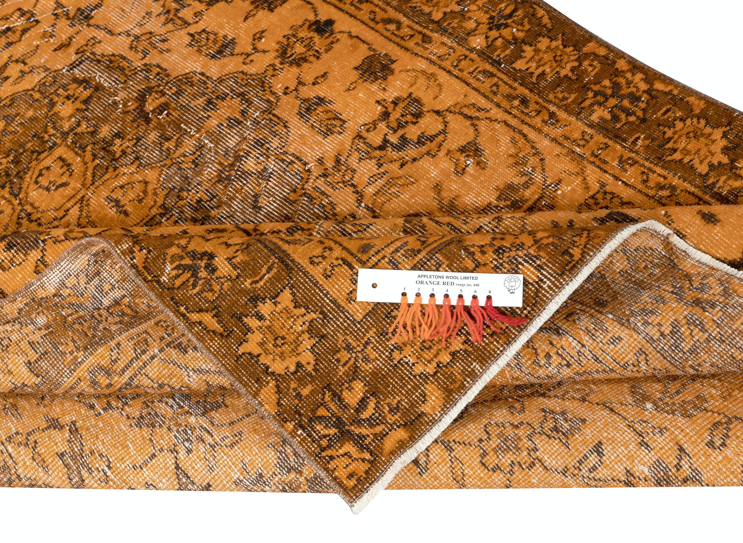 Moderno Tappeto Vintage 5x8.6 Ft con tintura arancione. Tappeto annodato a mano per interni moderni in vendita