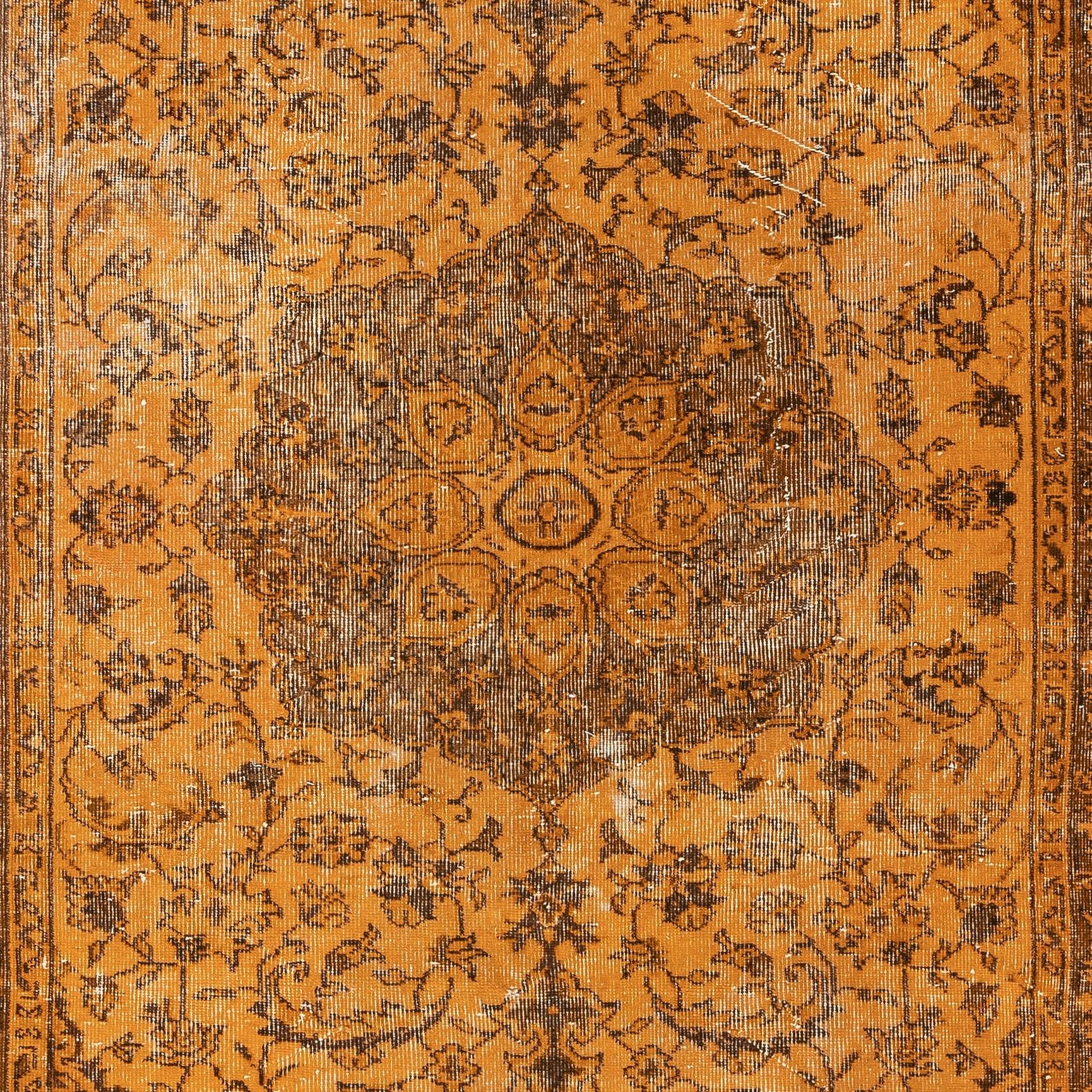 Turco Tappeto Vintage 5x8.6 Ft con tintura arancione. Tappeto annodato a mano per interni moderni in vendita