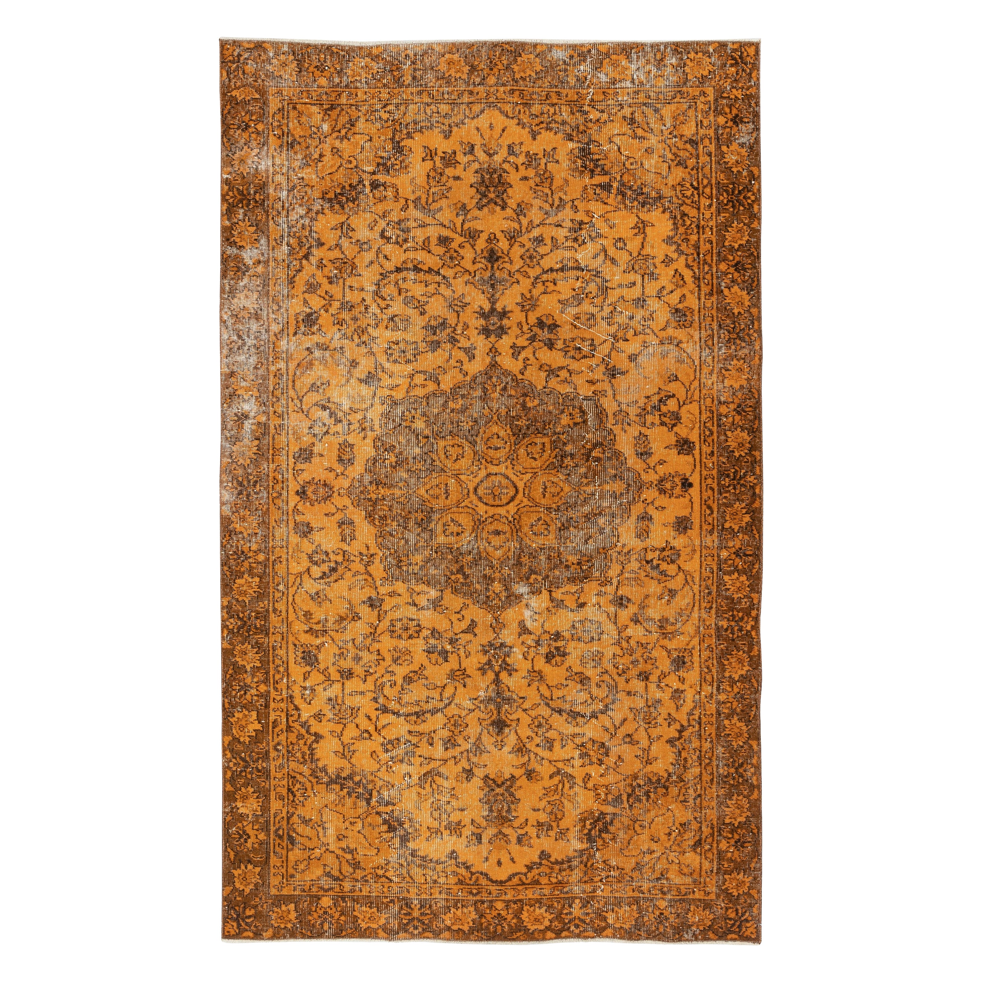 Tappeto Vintage 5x8.6 Ft con tintura arancione. Tappeto annodato a mano per interni moderni in vendita