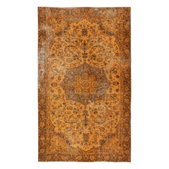 5x8.6 Ft Orange Overdyed Vintage Rug. Handgeknüpfte Teppiche für moderne Innenräume