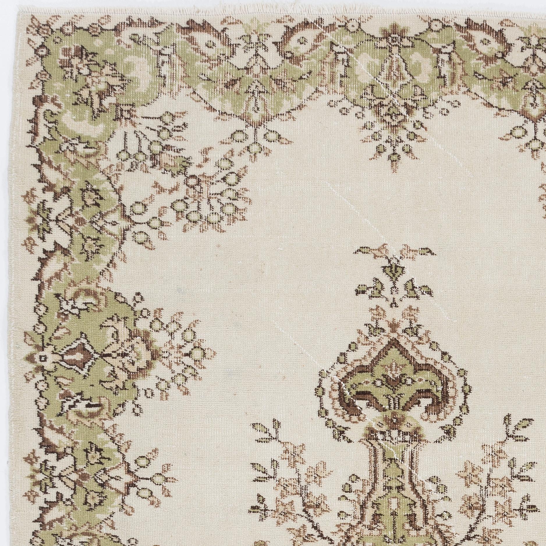 Tapis turc vintage des années 1960 finement noué à la main et présentant un élégant motif de médaillon. Le tapis a même des poils bas en laine sur une base en coton. Il est lourd et repose à plat sur le sol, en très bon état et sans problème. Il a