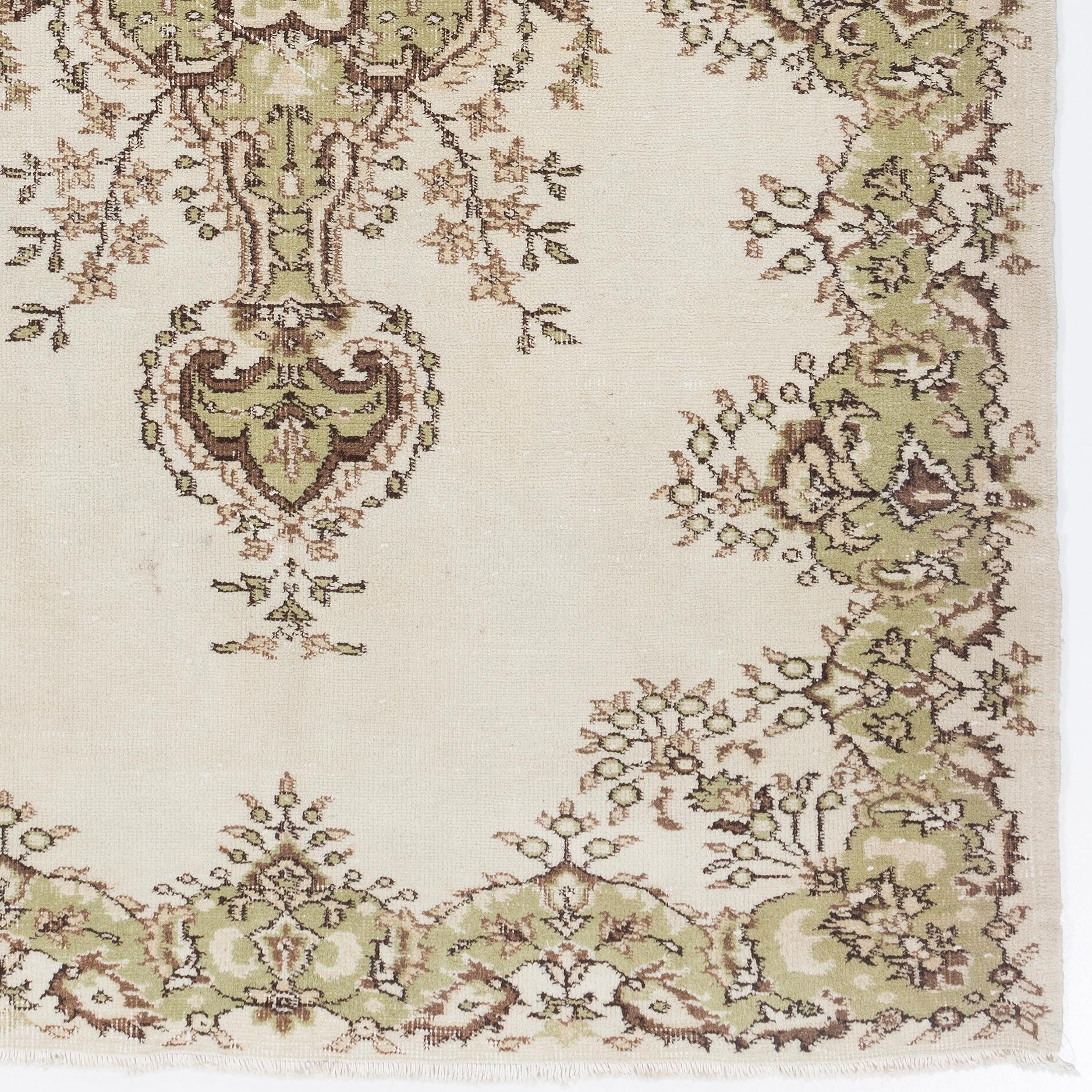 5x8.6 Fuß Vintage Handgefertigter Anatolischer Oushak-Teppich in Beige mit Medaillon-Design (Handgewebt) im Angebot