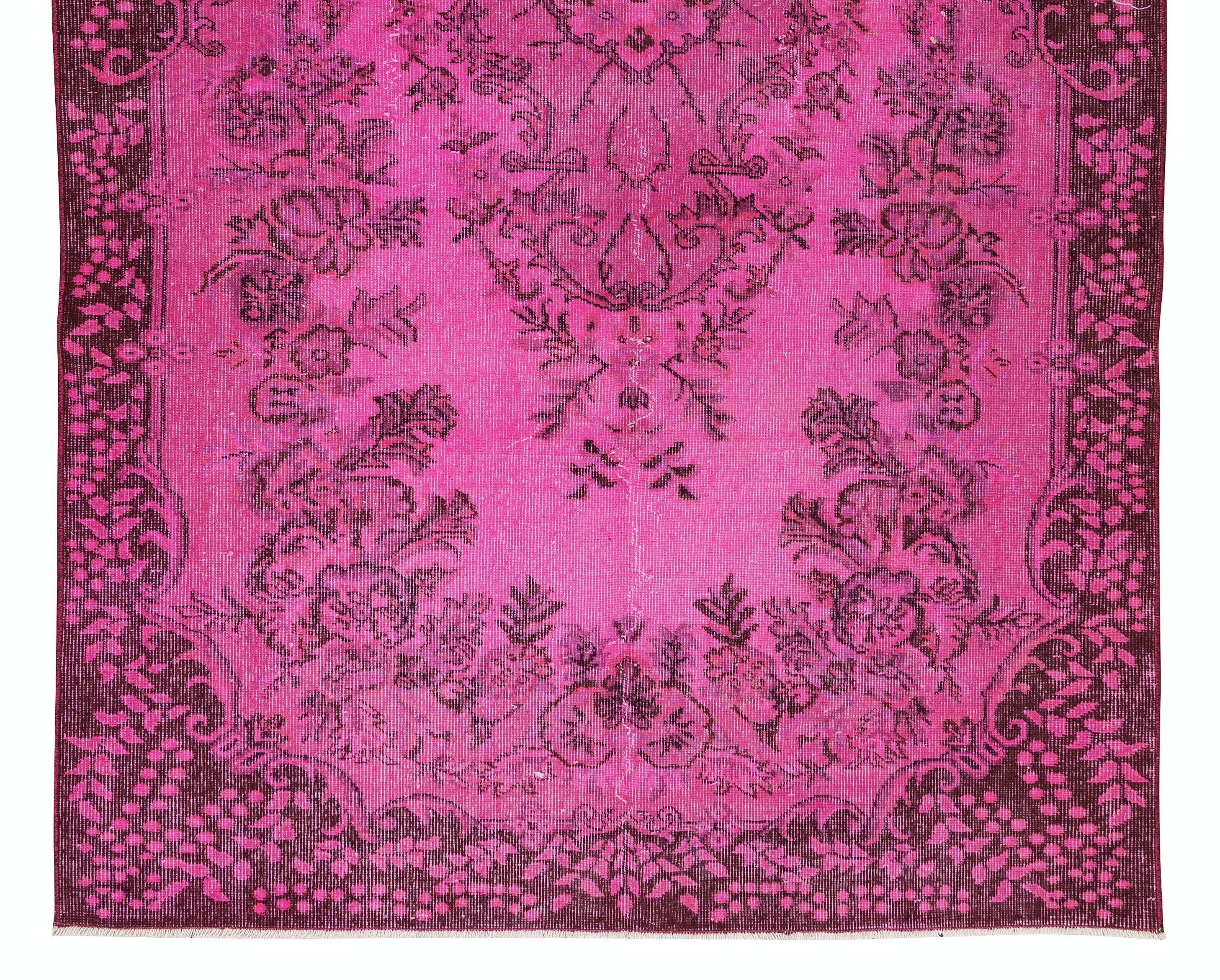 5x8.6 Ft Hot Pink Contemporary Handmade Turkish Area Rug with Medallion Design In Good Condition For Sale In Philadelphia, PA