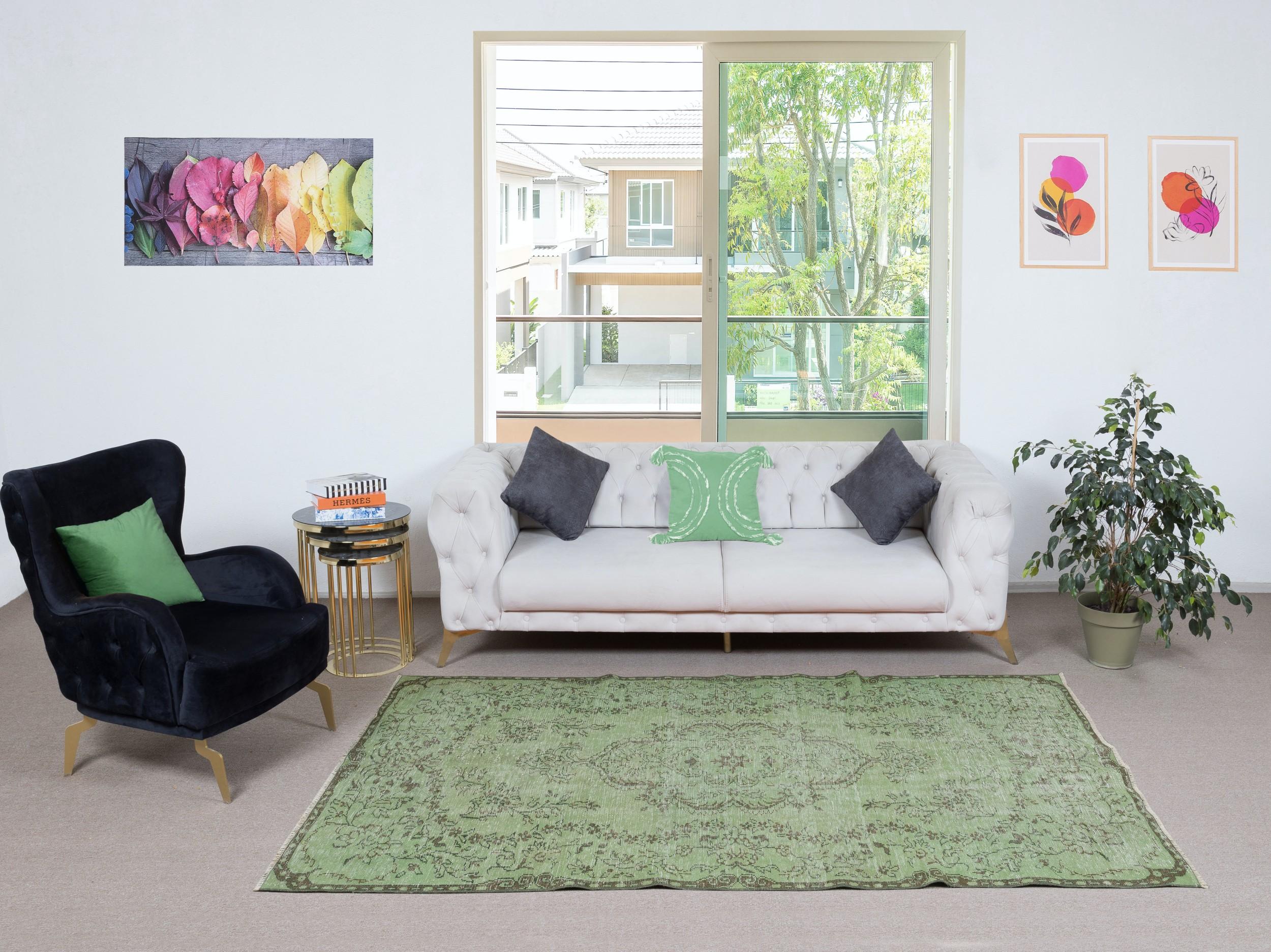 Nos tapis surteints sont tous des pièces vintage nouées à la main qui sont recréées dans notre atelier pour répondre à un plus large éventail de choix de décoration intérieure, du moderne au côtier, de l'industriel au rustique/cottage. Ces tapis